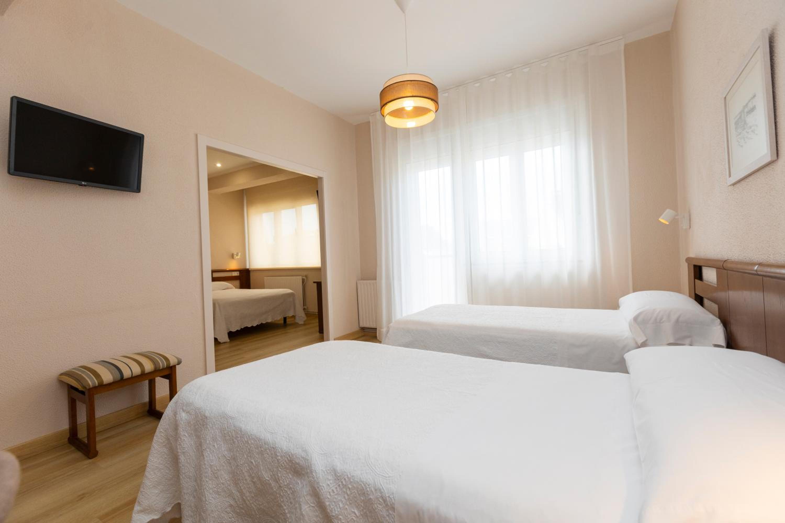 Quadruple Room with Balcony - Photo 9