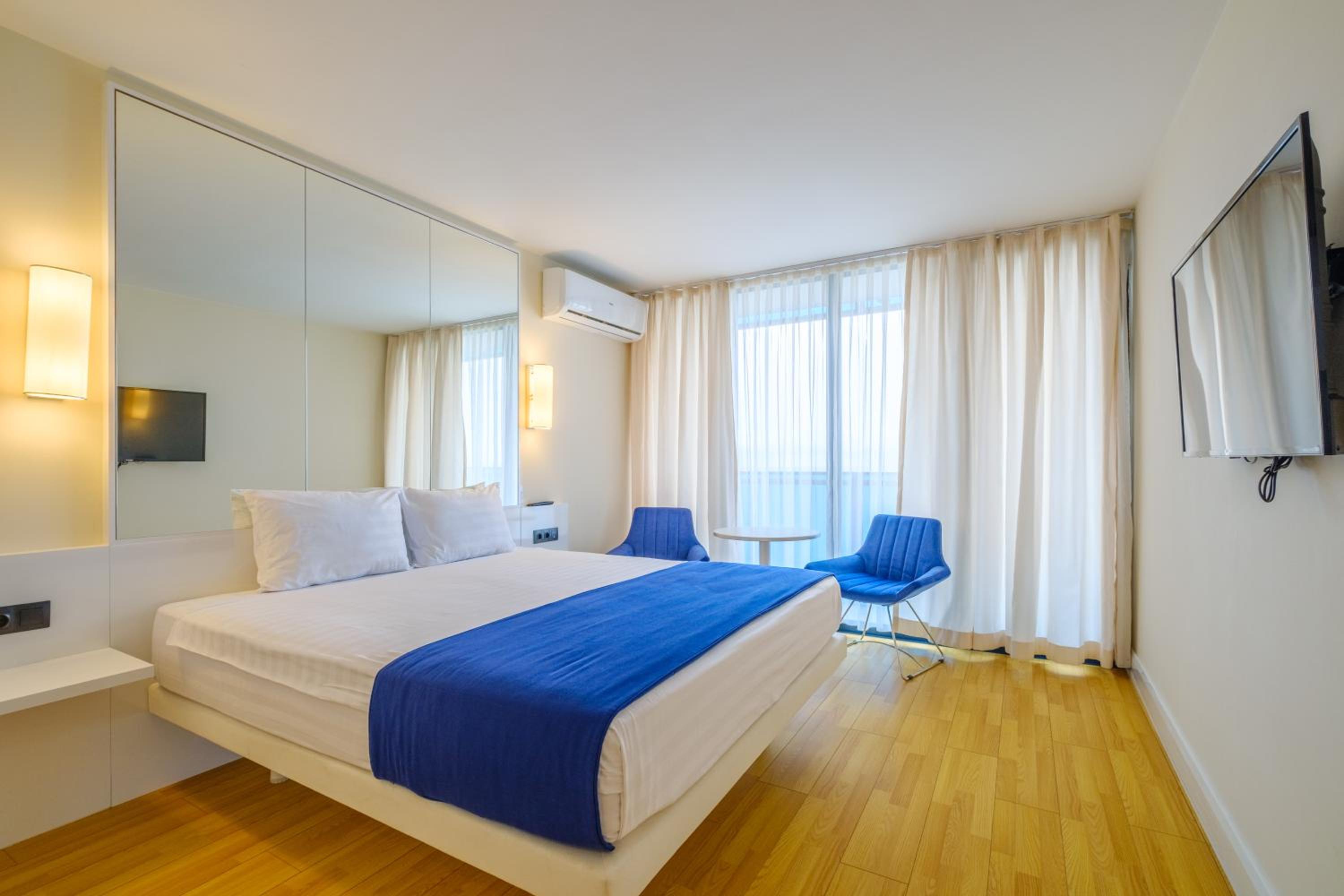 Superior Double Room with Sea View - Photo 2