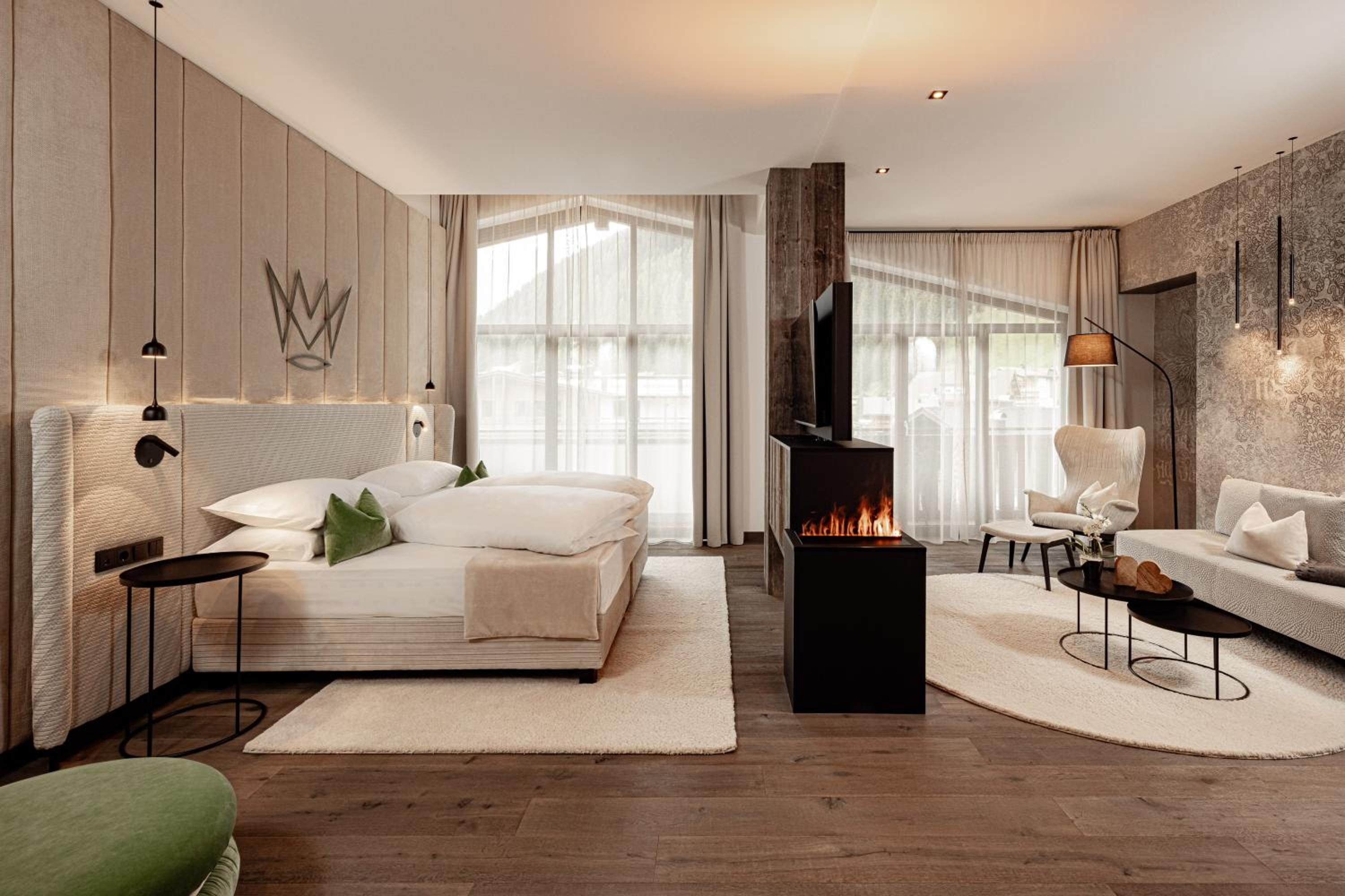 King Suite with Balcony - Photo 2