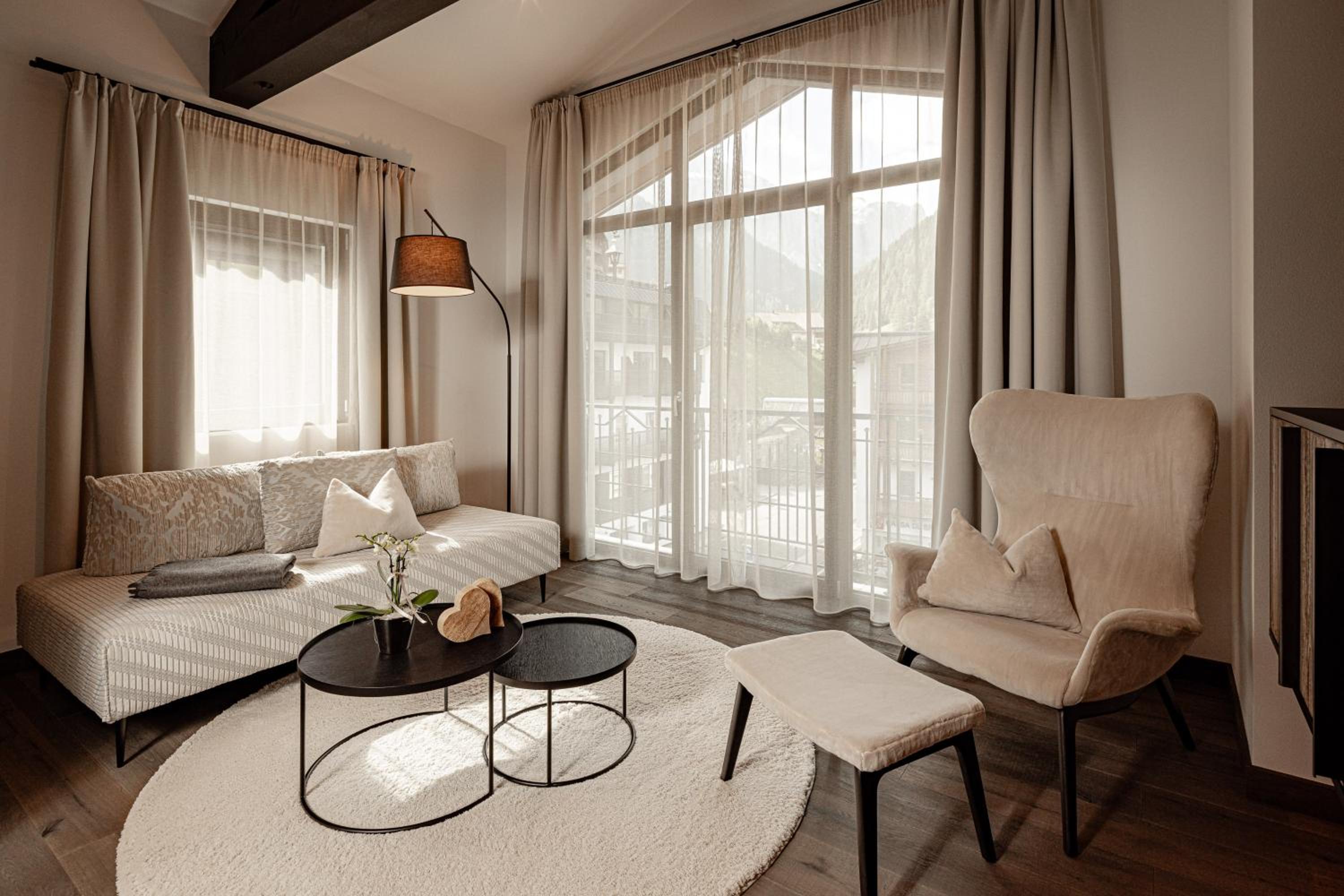 King Suite with Balcony - Photo 3