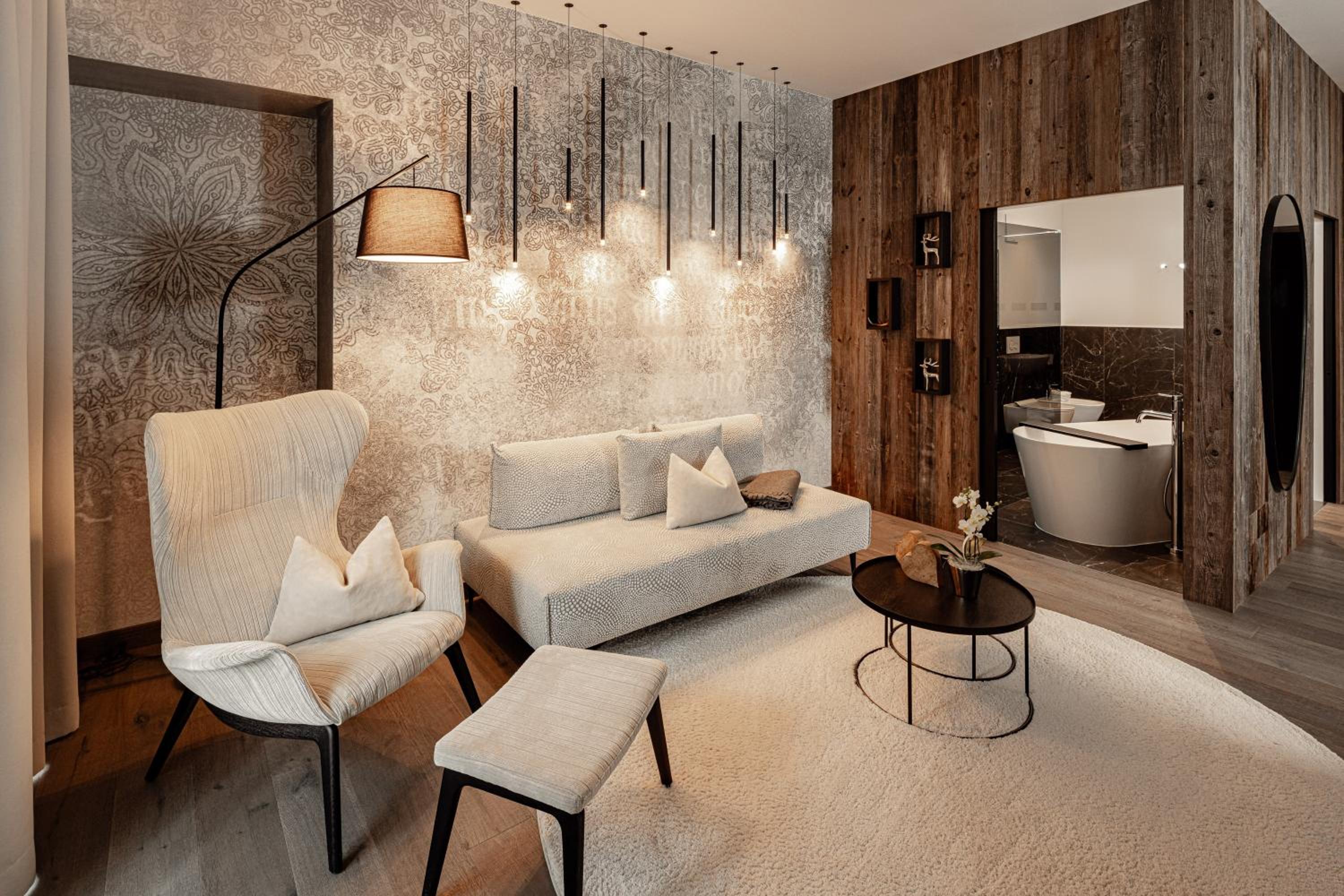 King Suite with Balcony - Photo 4