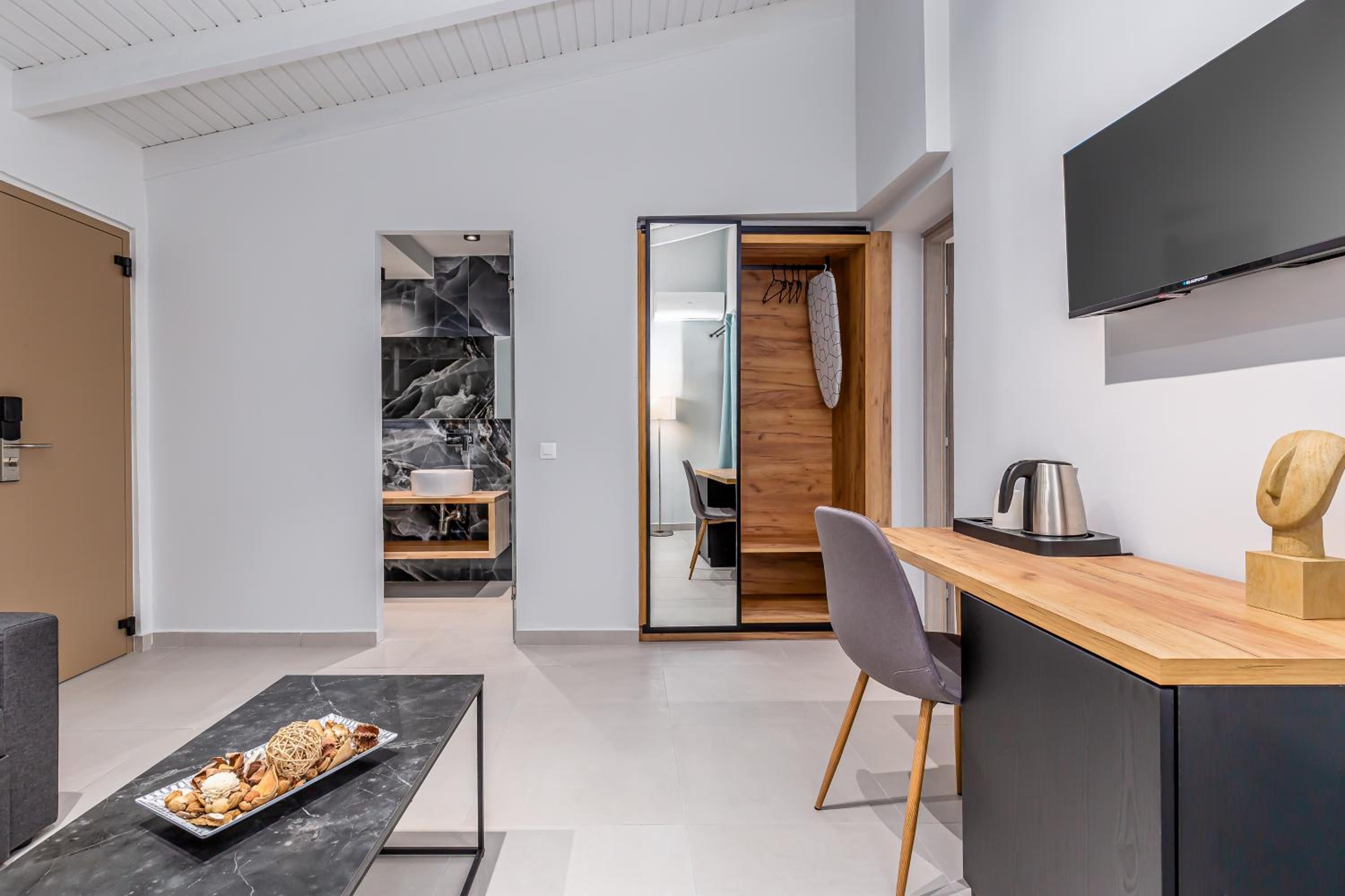 Junior Suite with Sea View - Photo 20