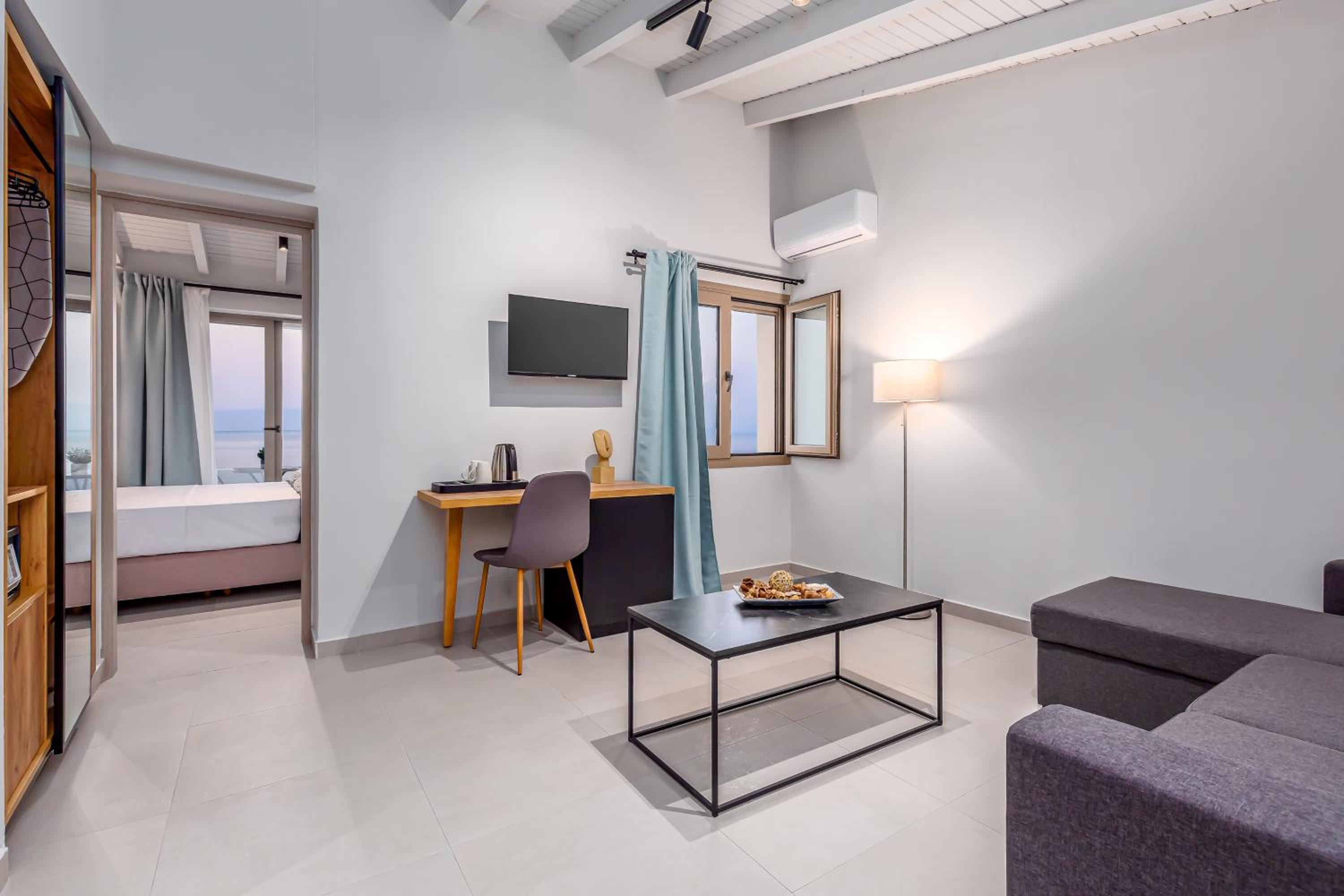 Junior Suite with Sea View - Photo 22