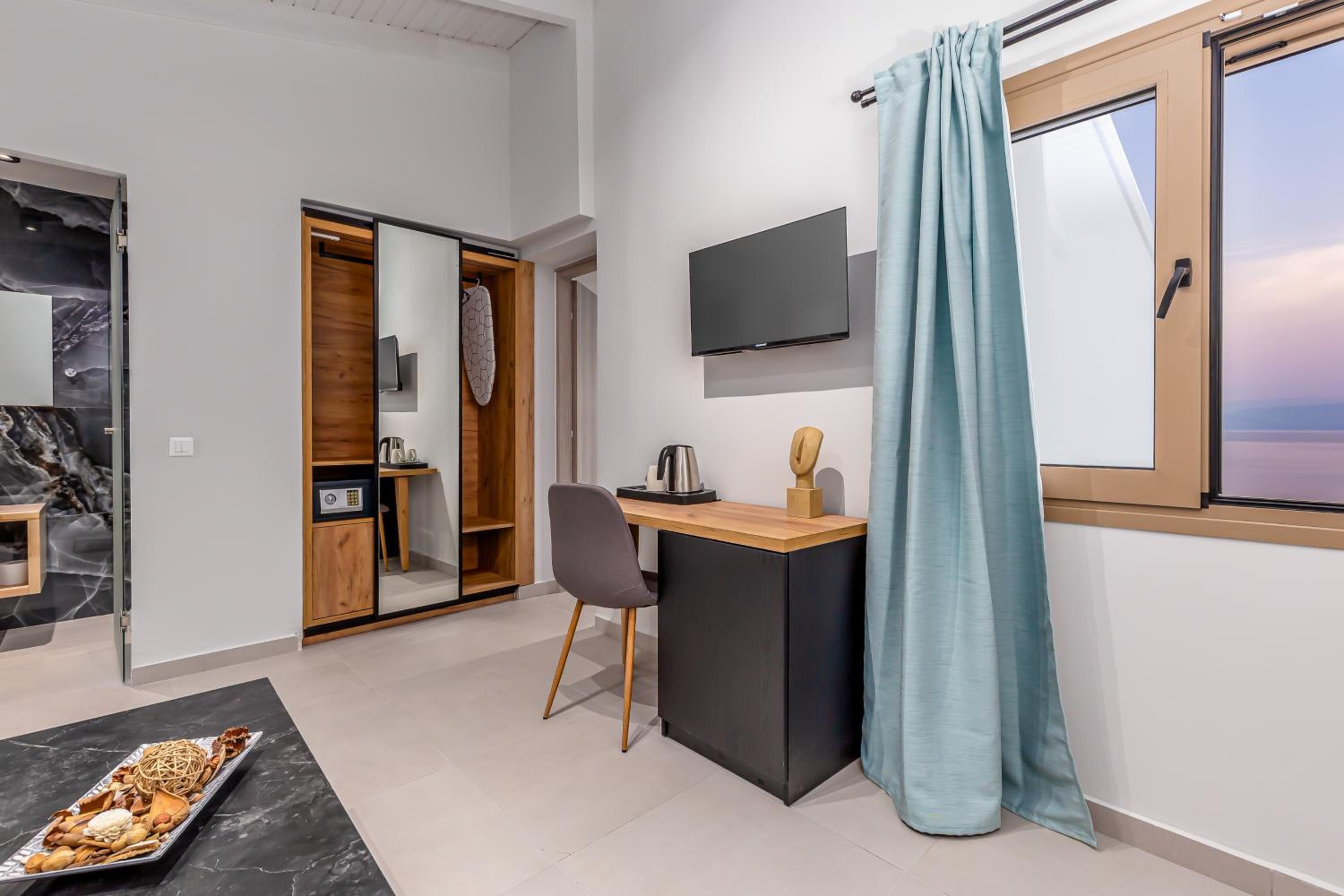 Junior Suite with Sea View - Photo 19