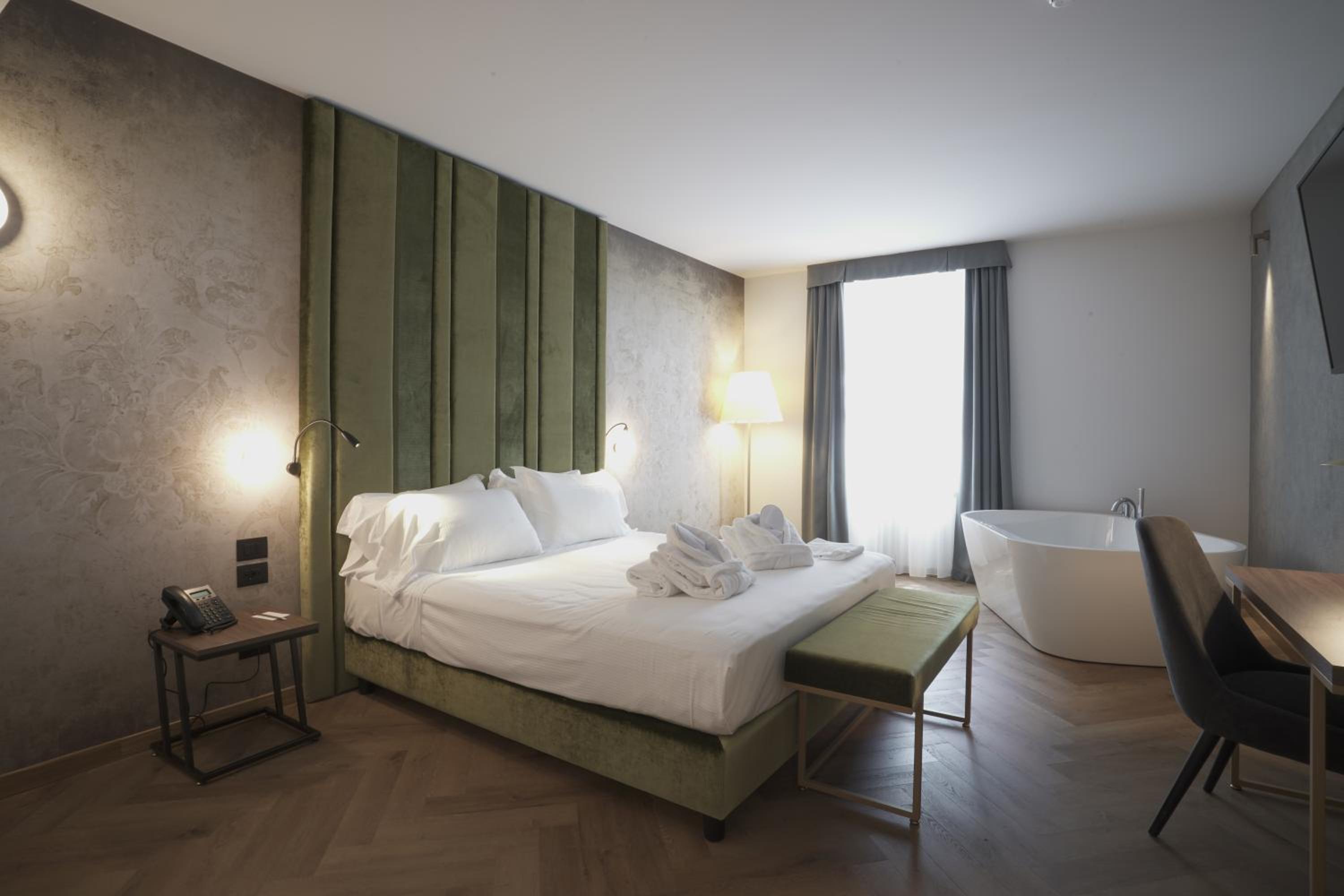 Deluxe Junior Suite - Photo 1
