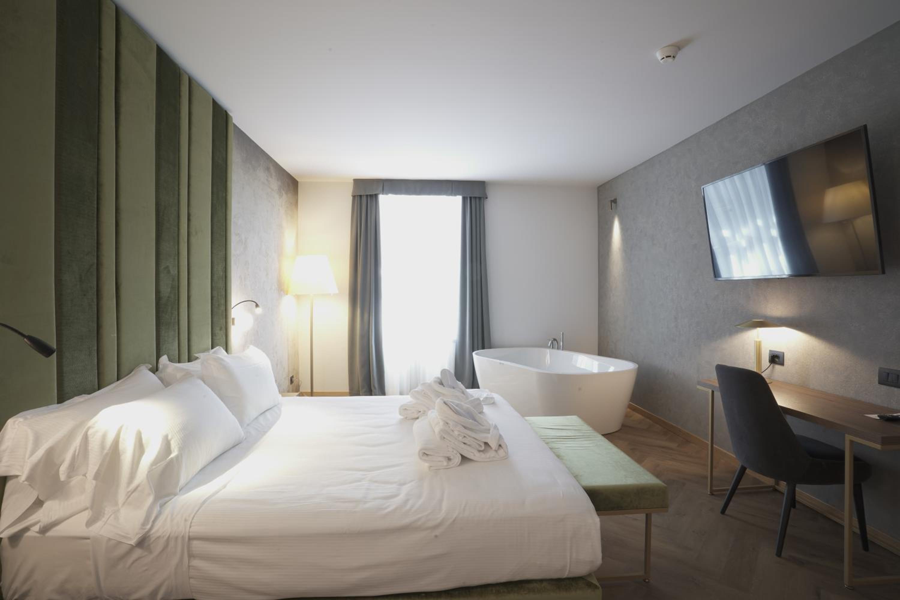 Deluxe Junior Suite - Photo 2