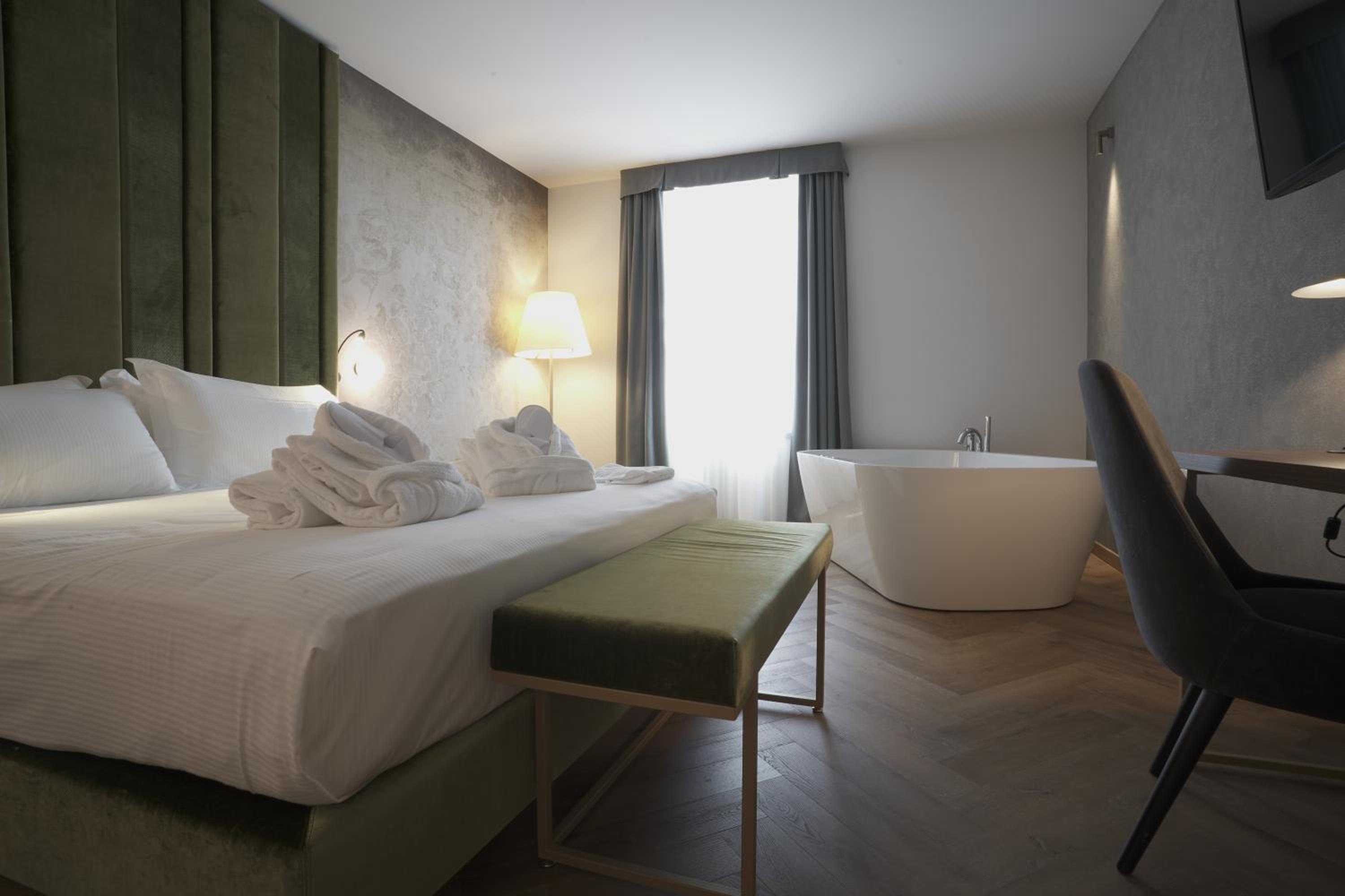 Deluxe Junior Suite - Photo 9