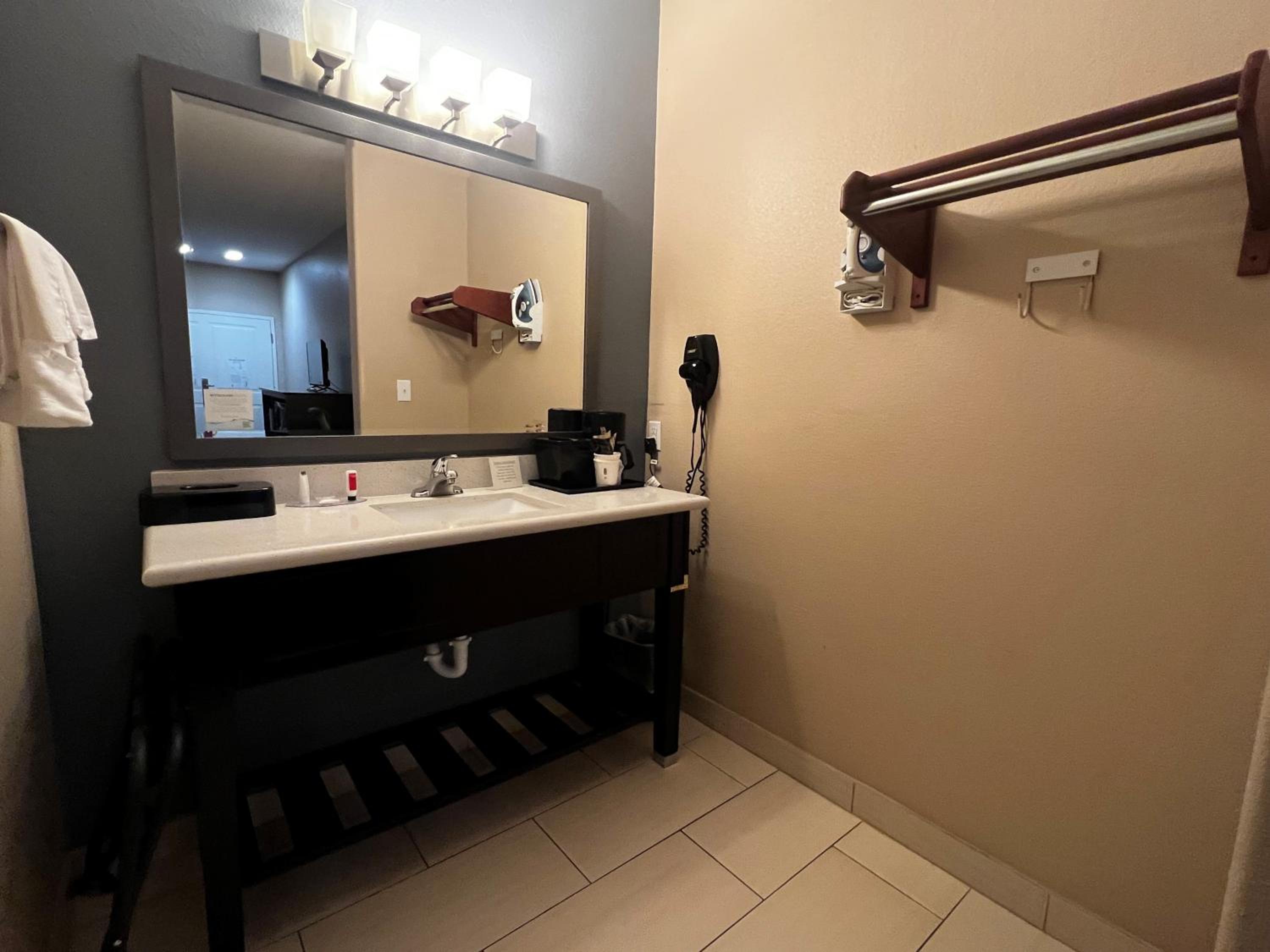 King Room - Non-Smoking - Photo 2