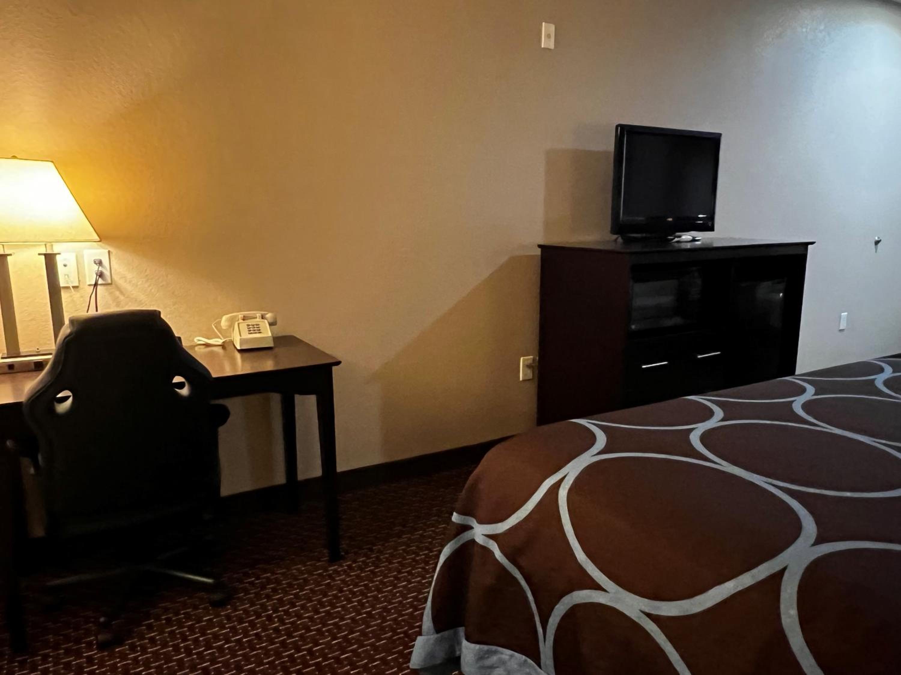 King Room - Non-Smoking - Photo 3