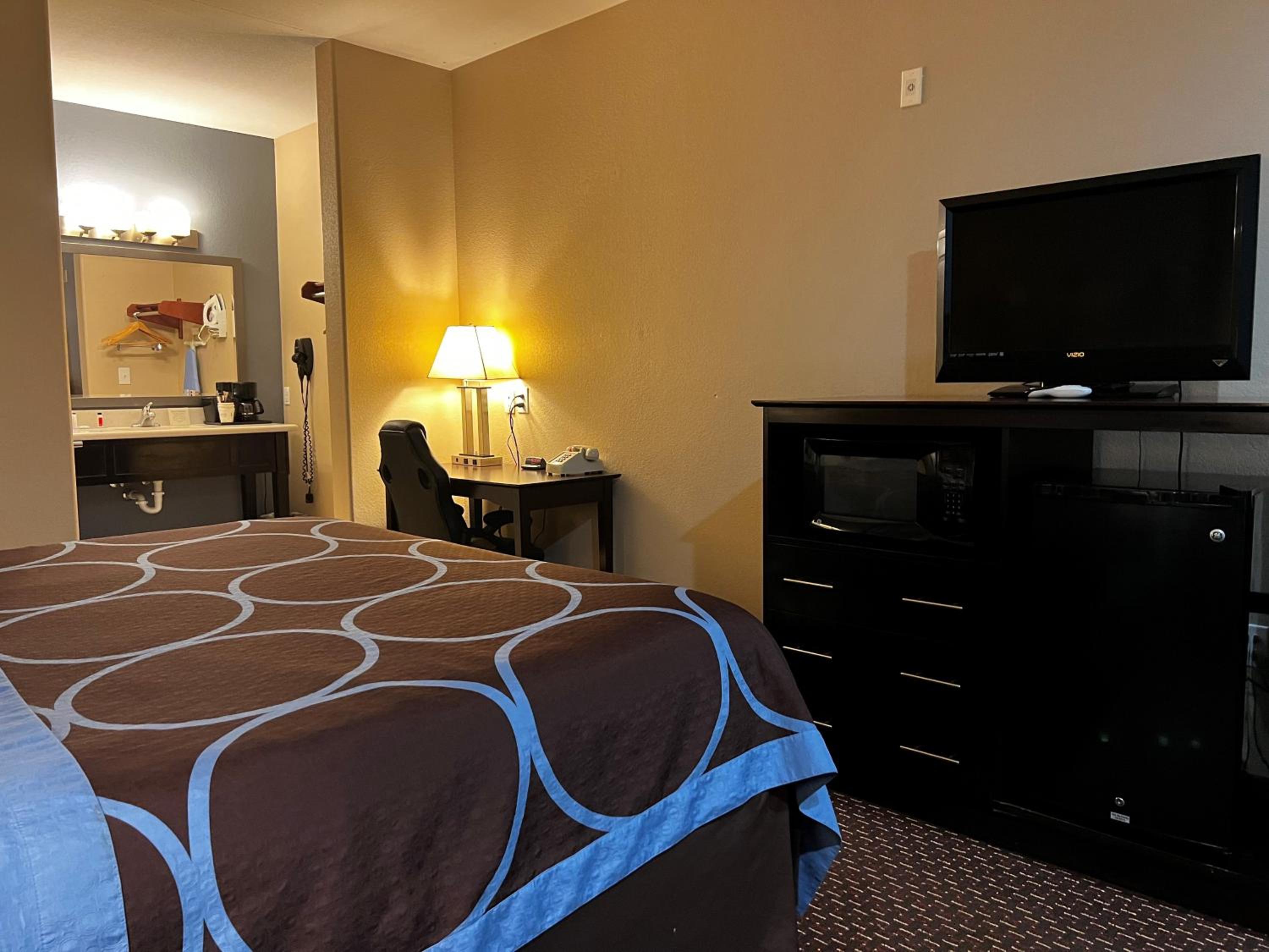 King Room - Non-Smoking - Photo 4