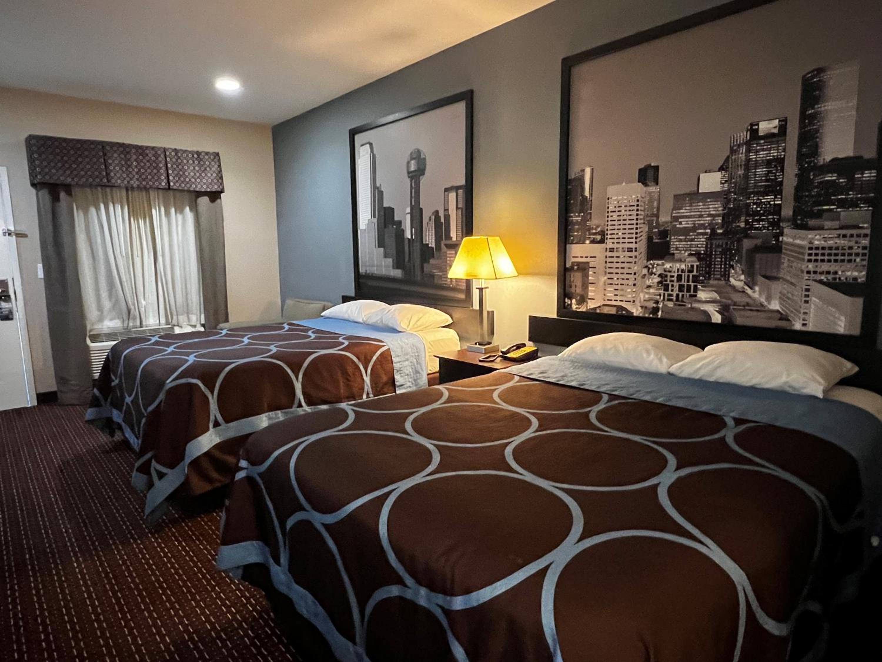 Queen Room with Two Queen Beds - Non-Smoking - Photo 6