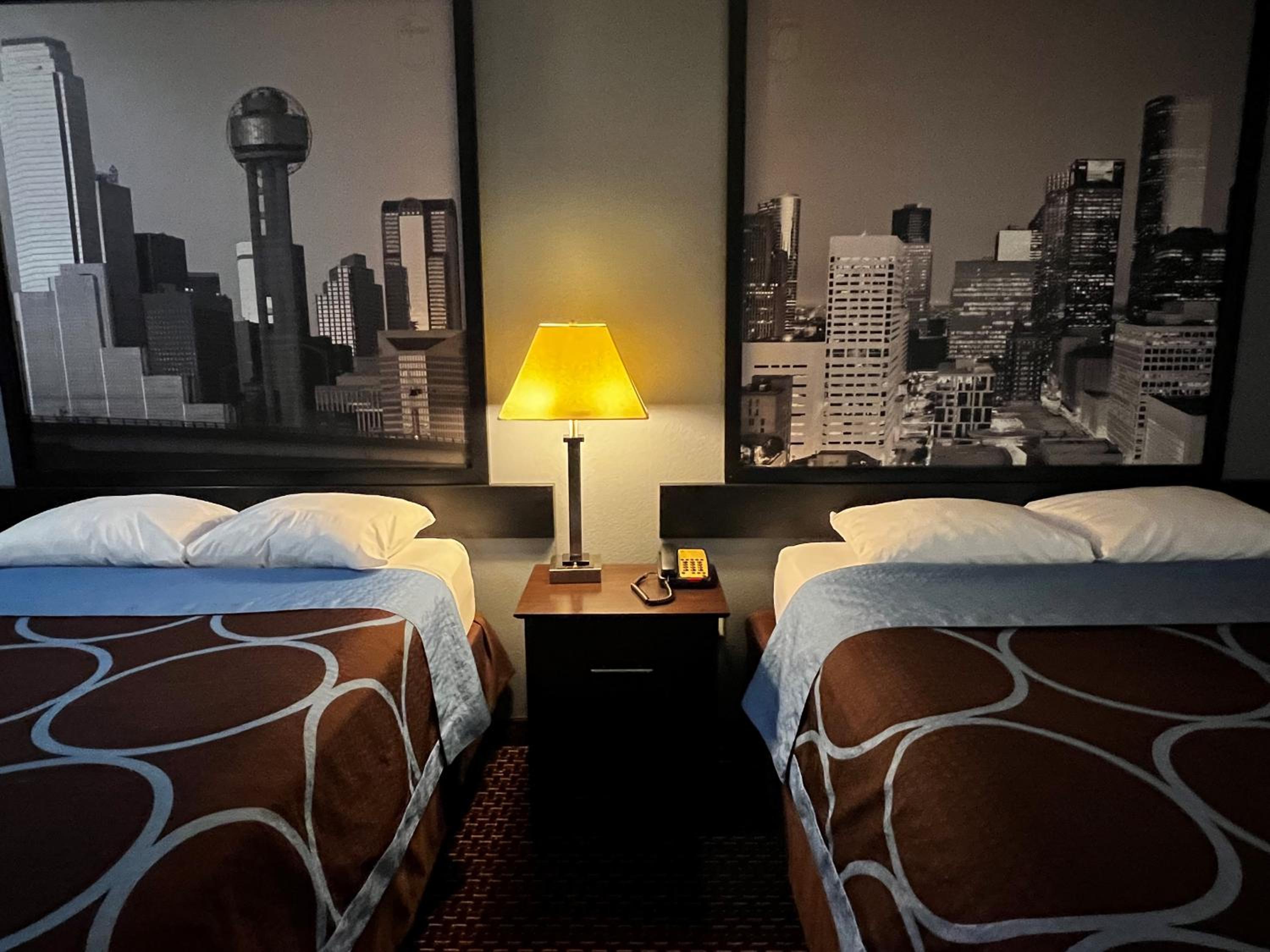 Queen Room with Two Queen Beds - Non-Smoking - Photo 5