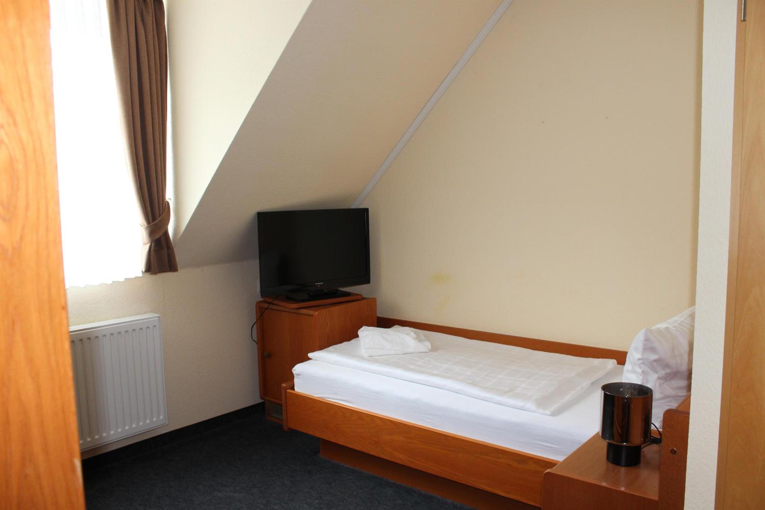 Standard Single Room with Shower photo 3