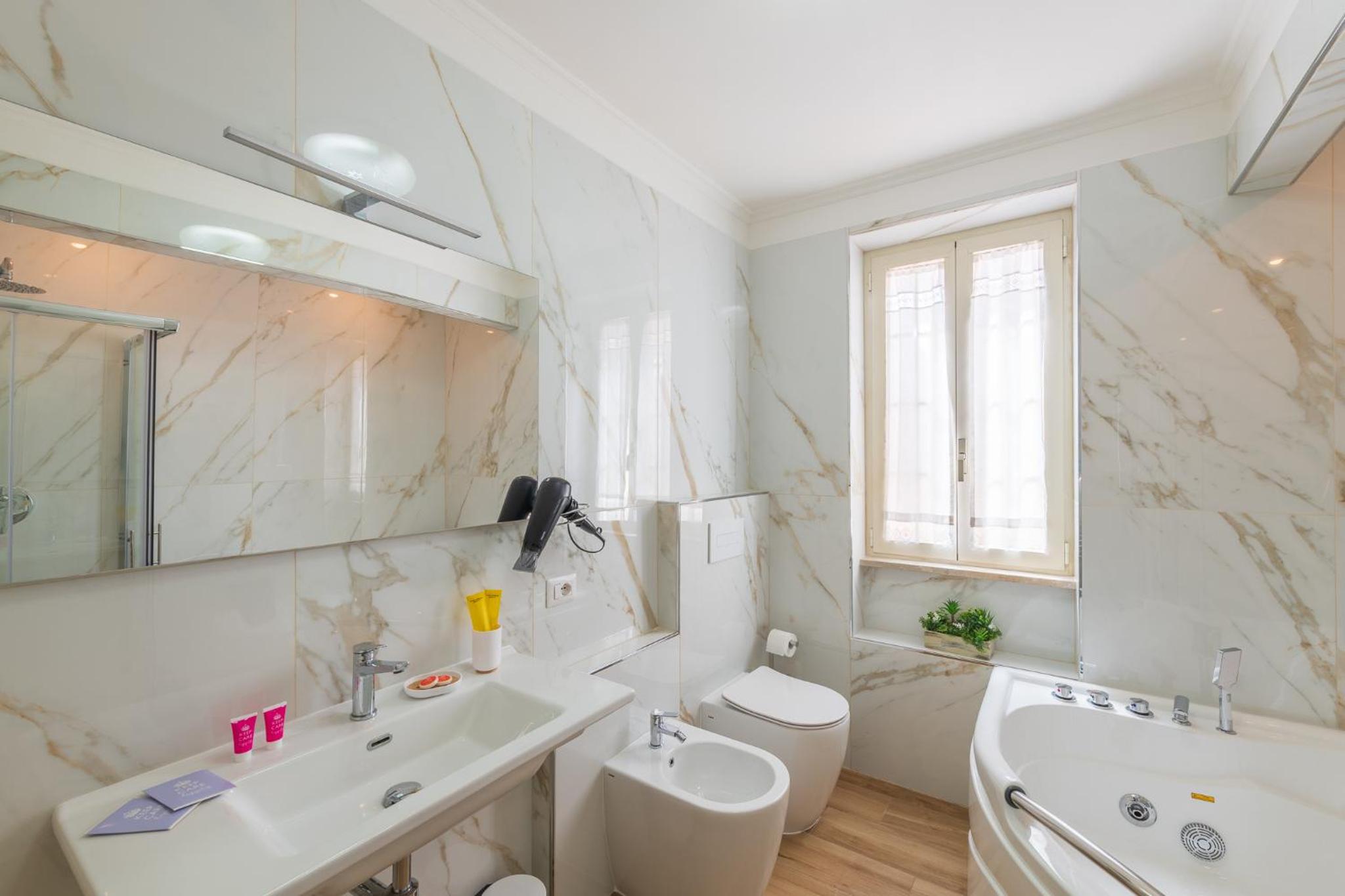 Double Room with Spa Bath - Photo 2