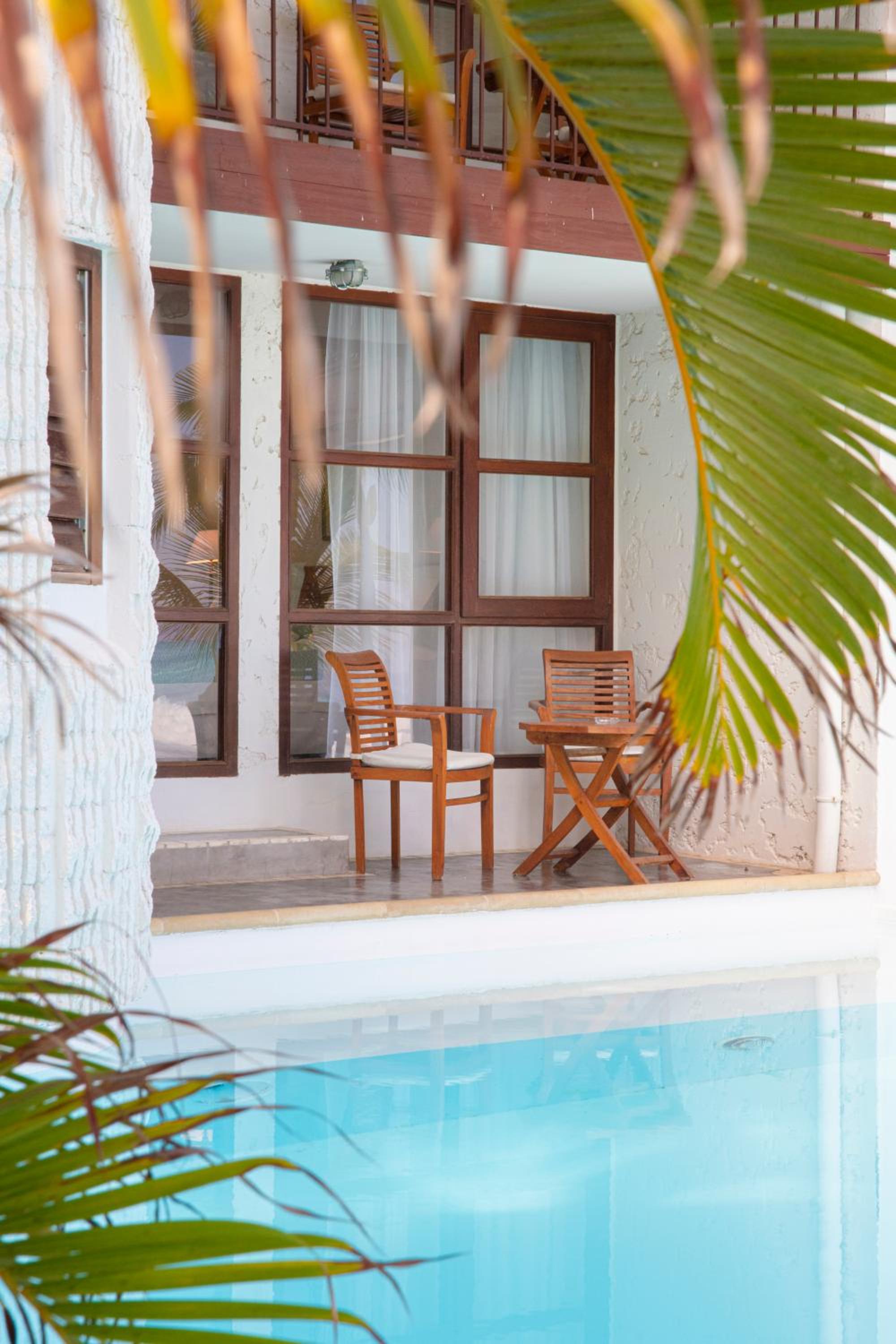 Junior Suite triple with pool access