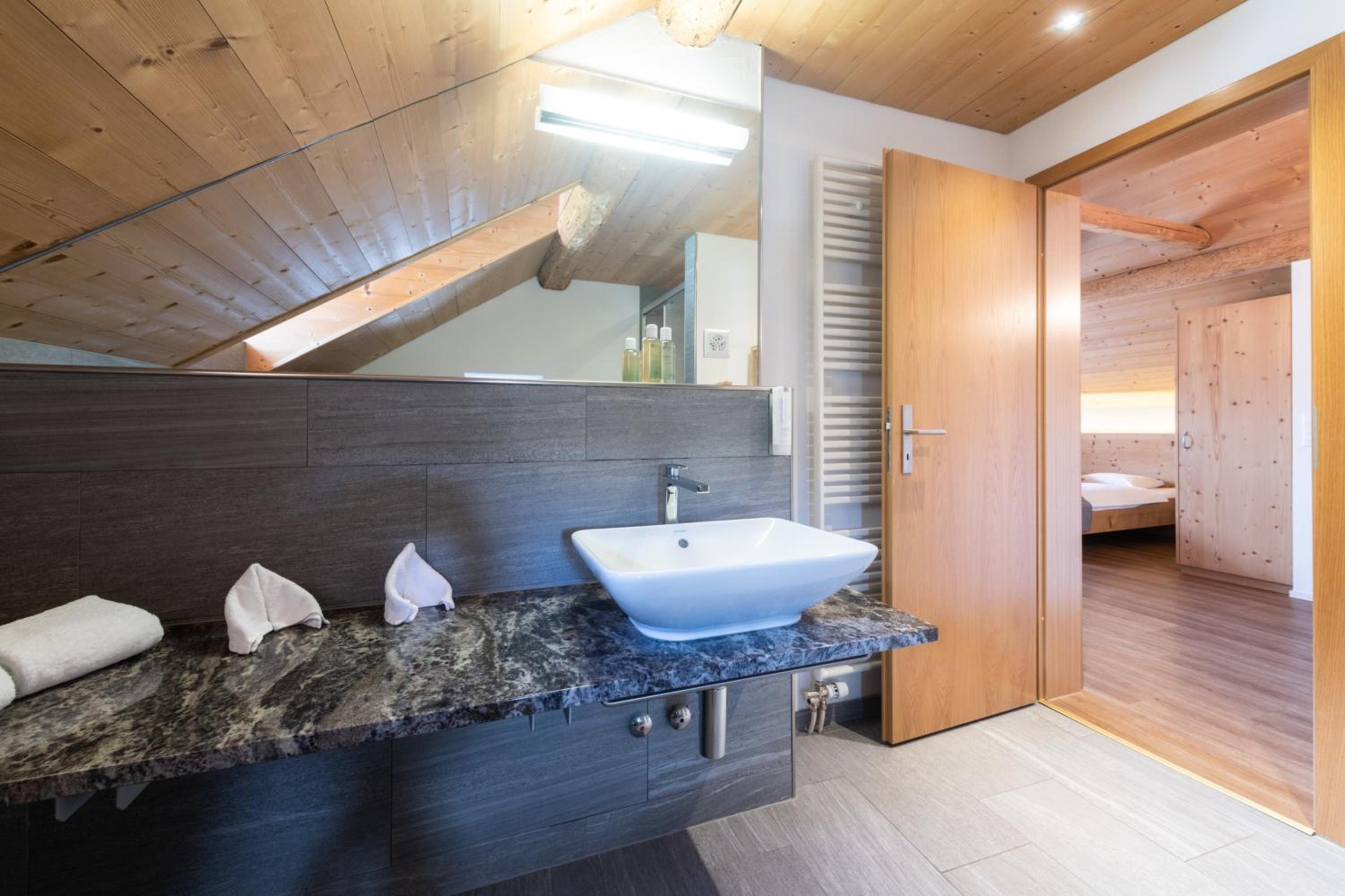 Deluxe Double Room - Photo 14