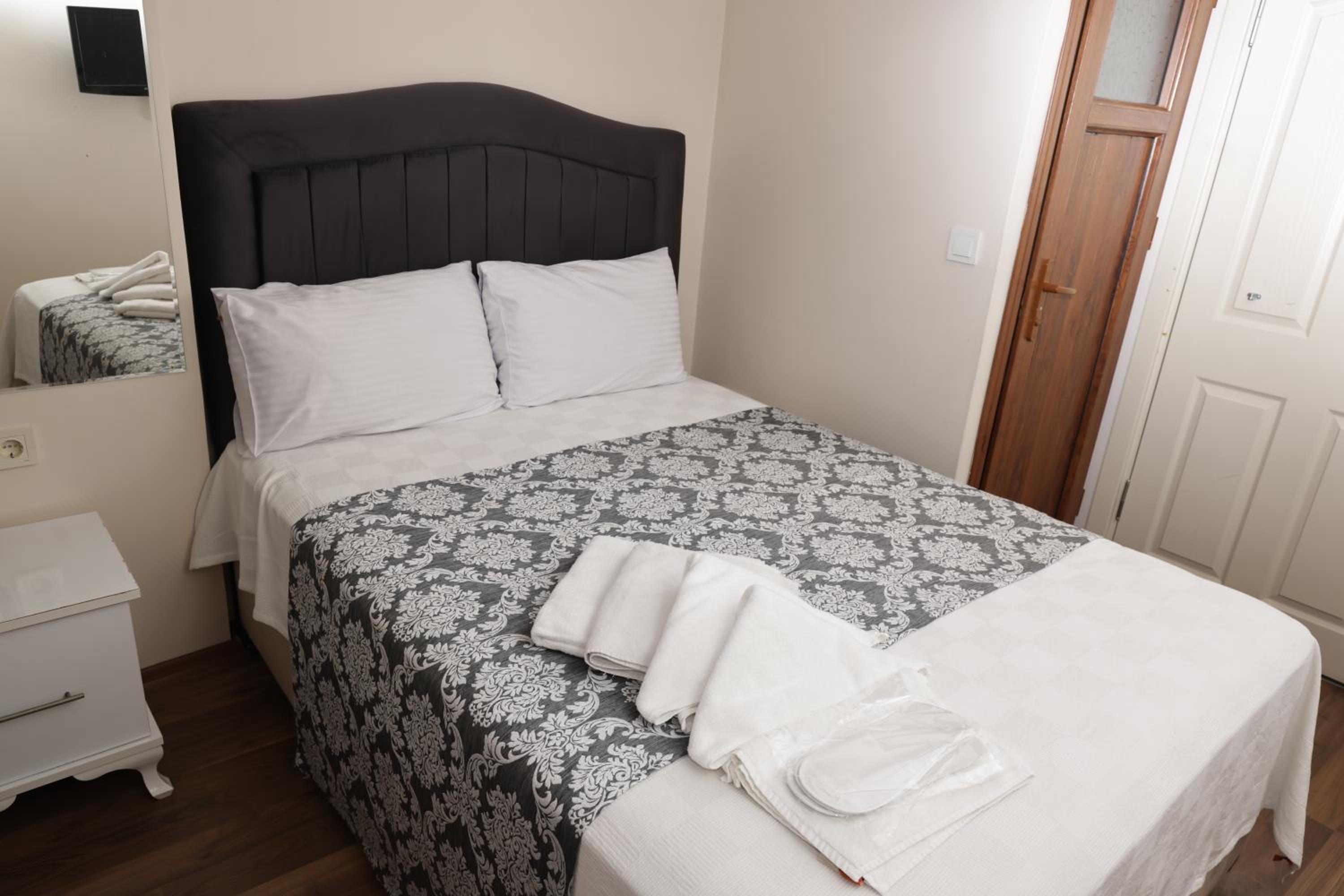 Budget Double Room photo 3