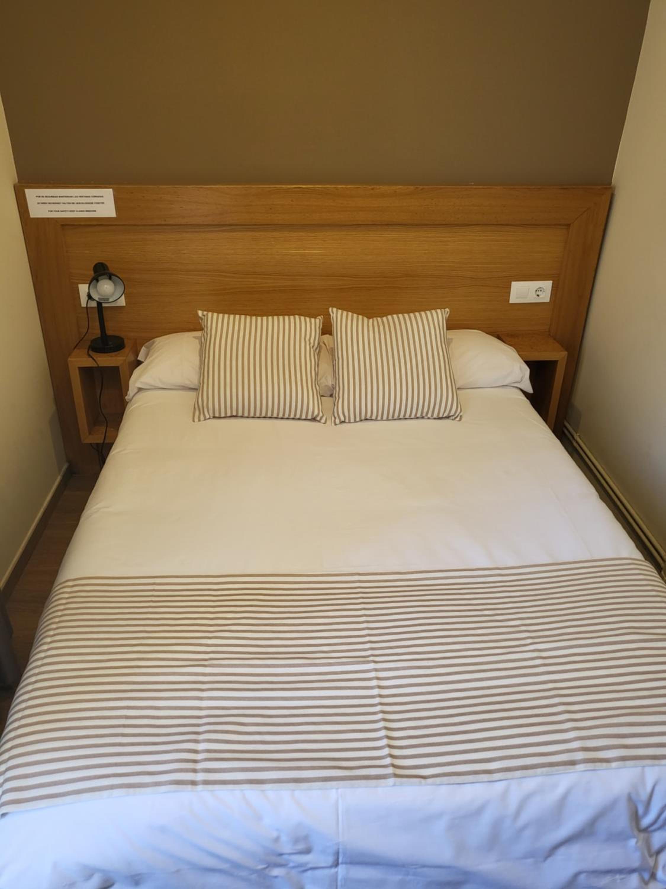 Single Room with Private Bathroom photo 2