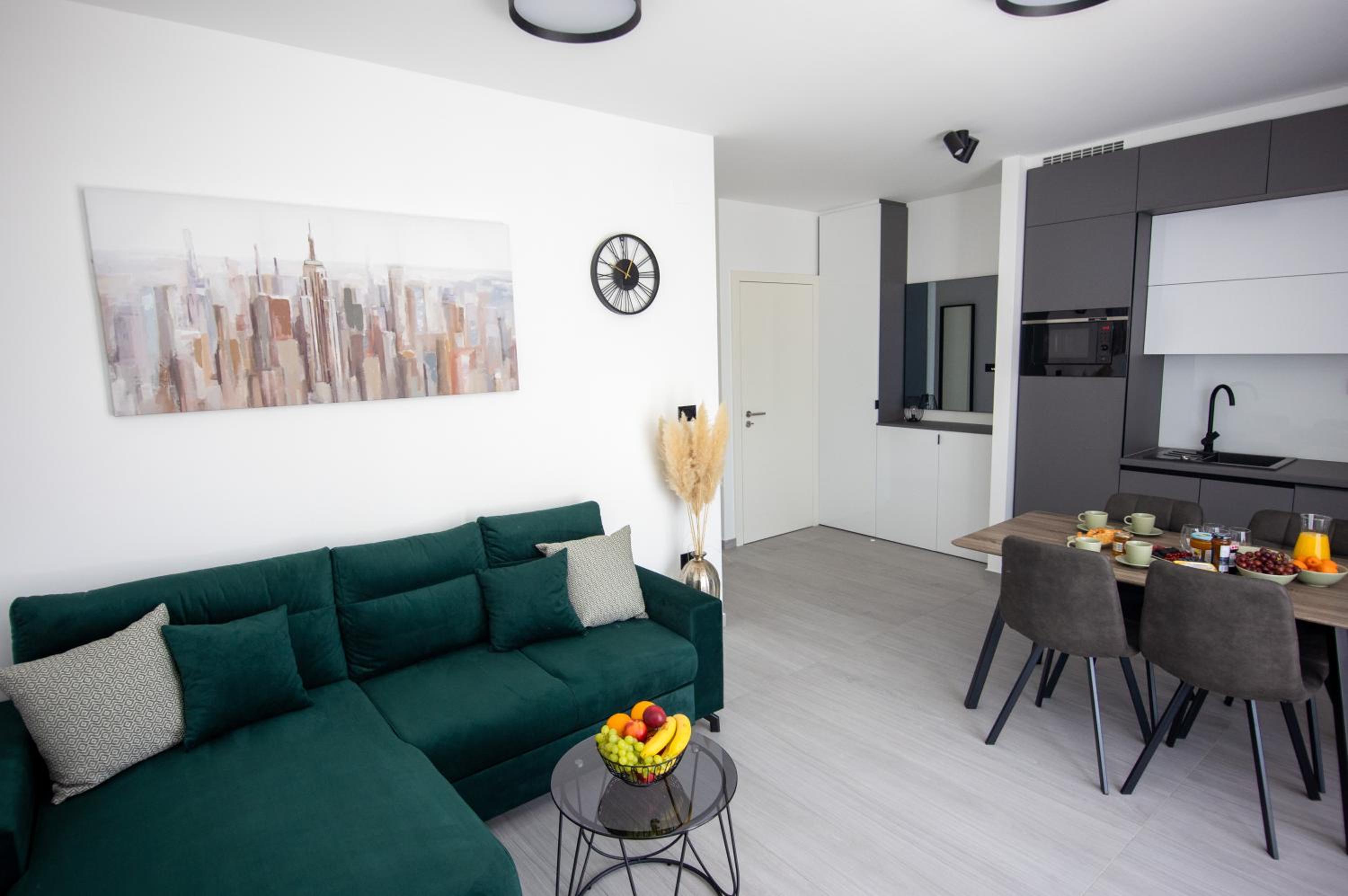 One-Bedroom Apartment photo 1