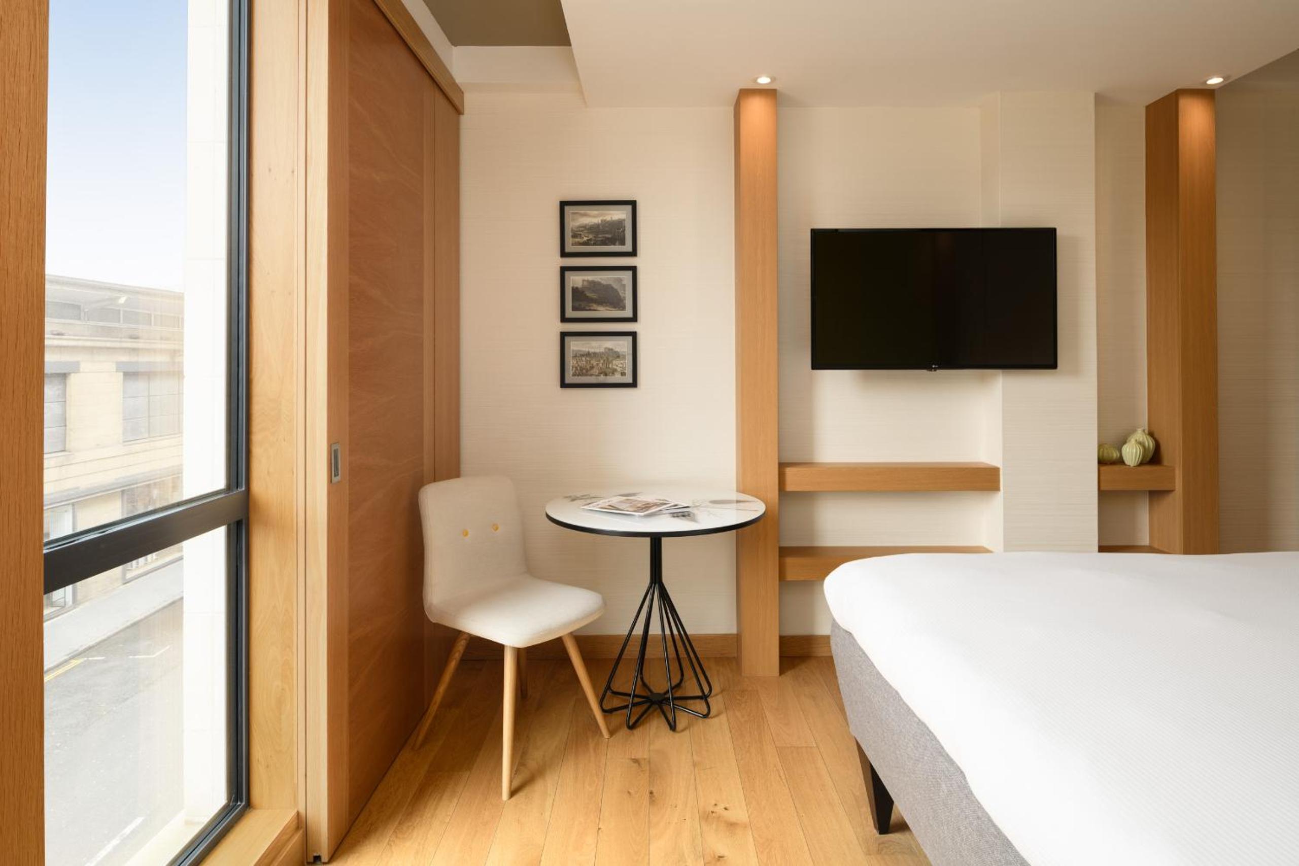 Double Room – ARTIST’S VISTA thumbnail 5