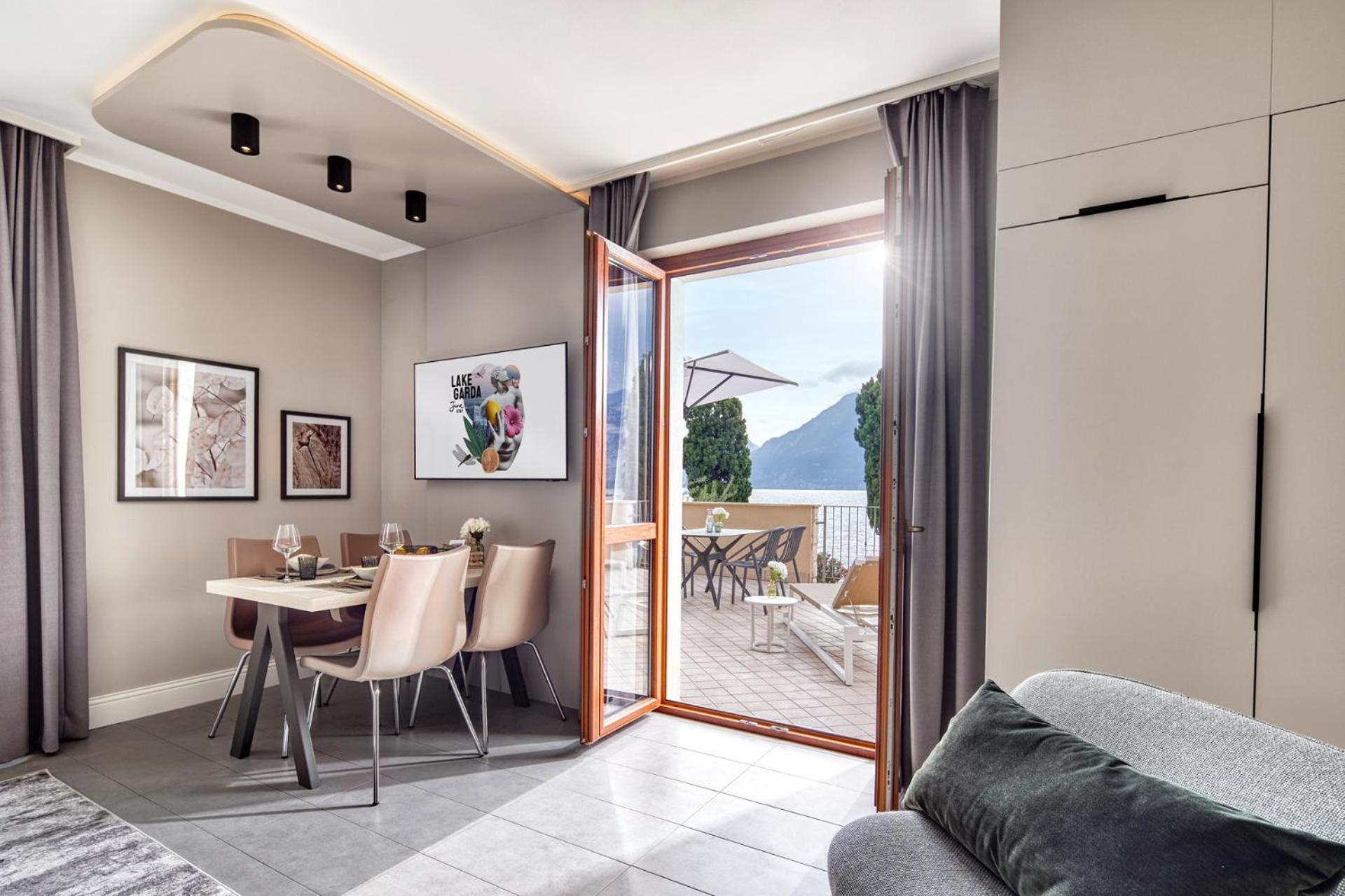 Two-Bedroom Apartment Deluxe with Lake View and Balcony