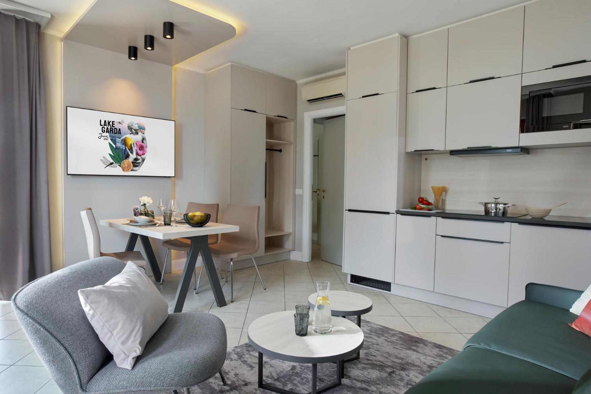 One-Bedroom Apartment Deluxe with Lake View and Balcony