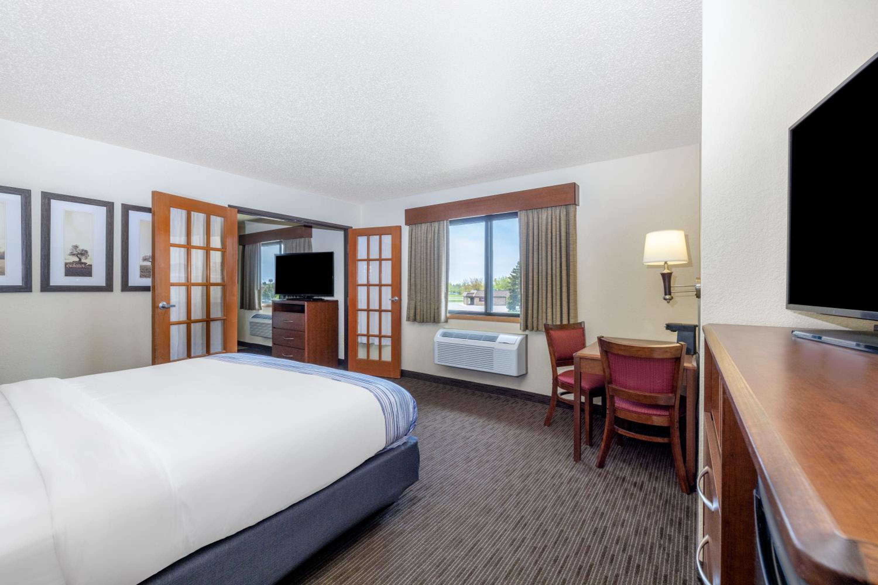 One-Bedroom Deluxe King Suite - Non-Smoking - Photo 1