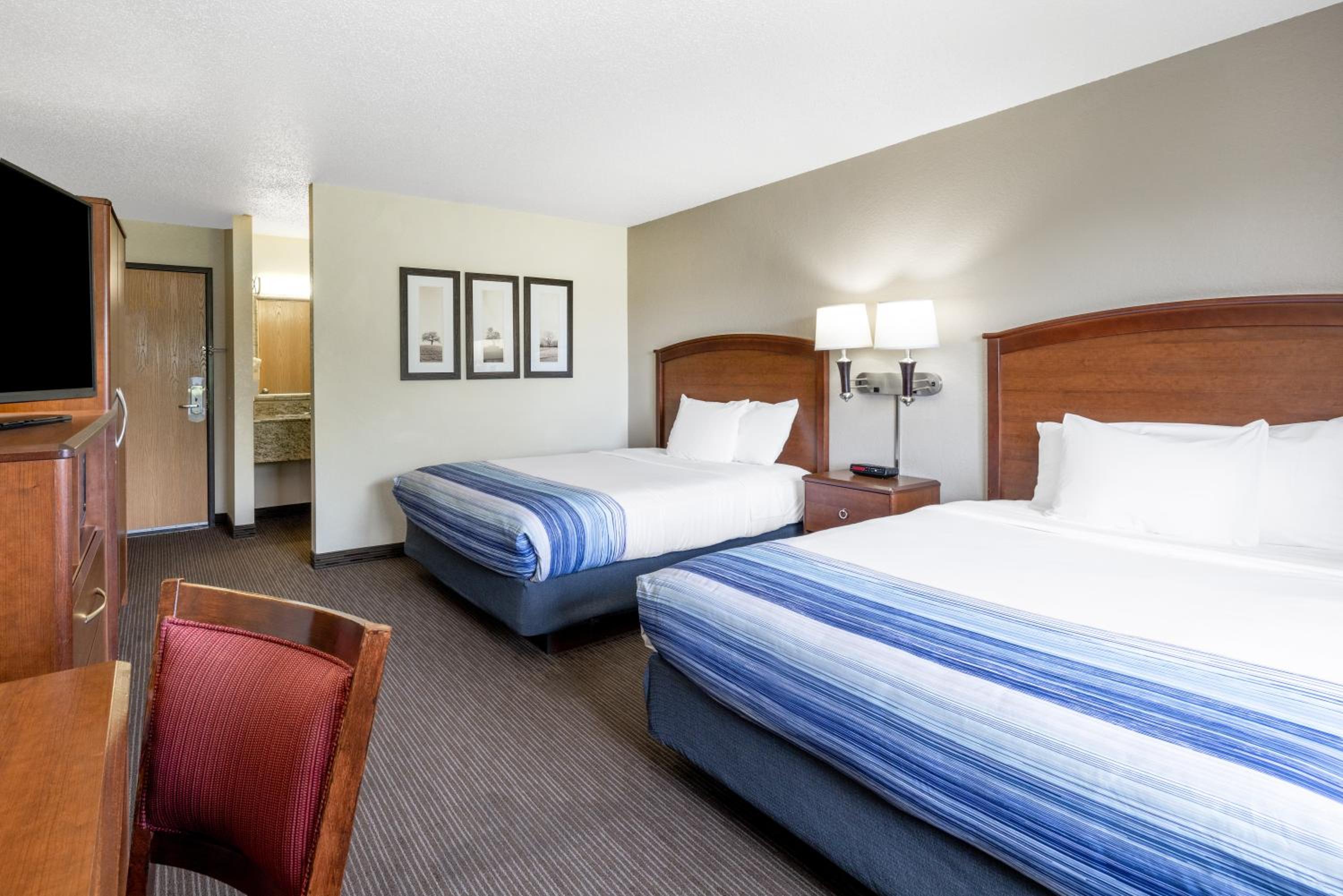 Queen Room with Two Queen Beds - Non-Smoking - Photo 2