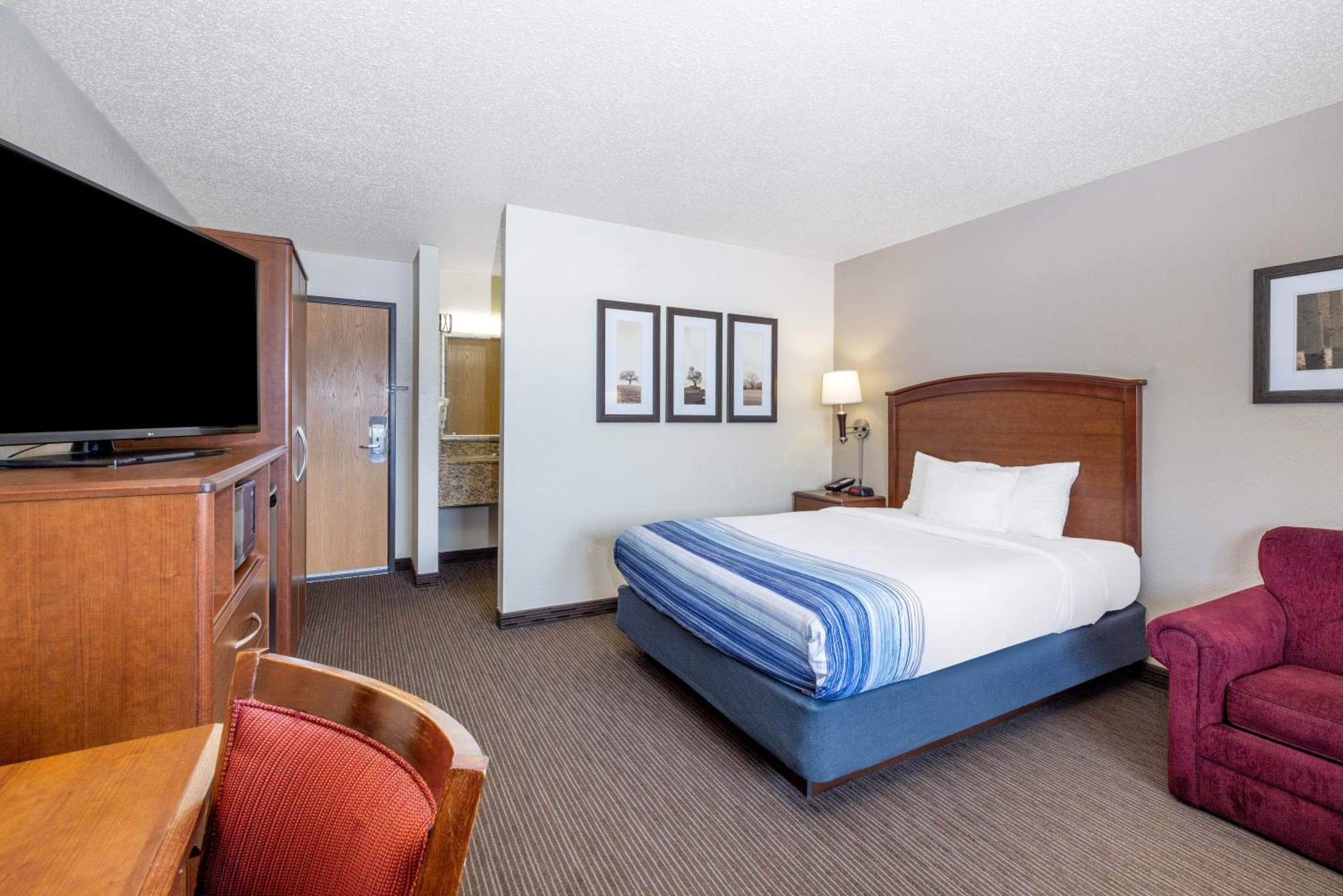 King Room - Non-Smoking - Photo 2