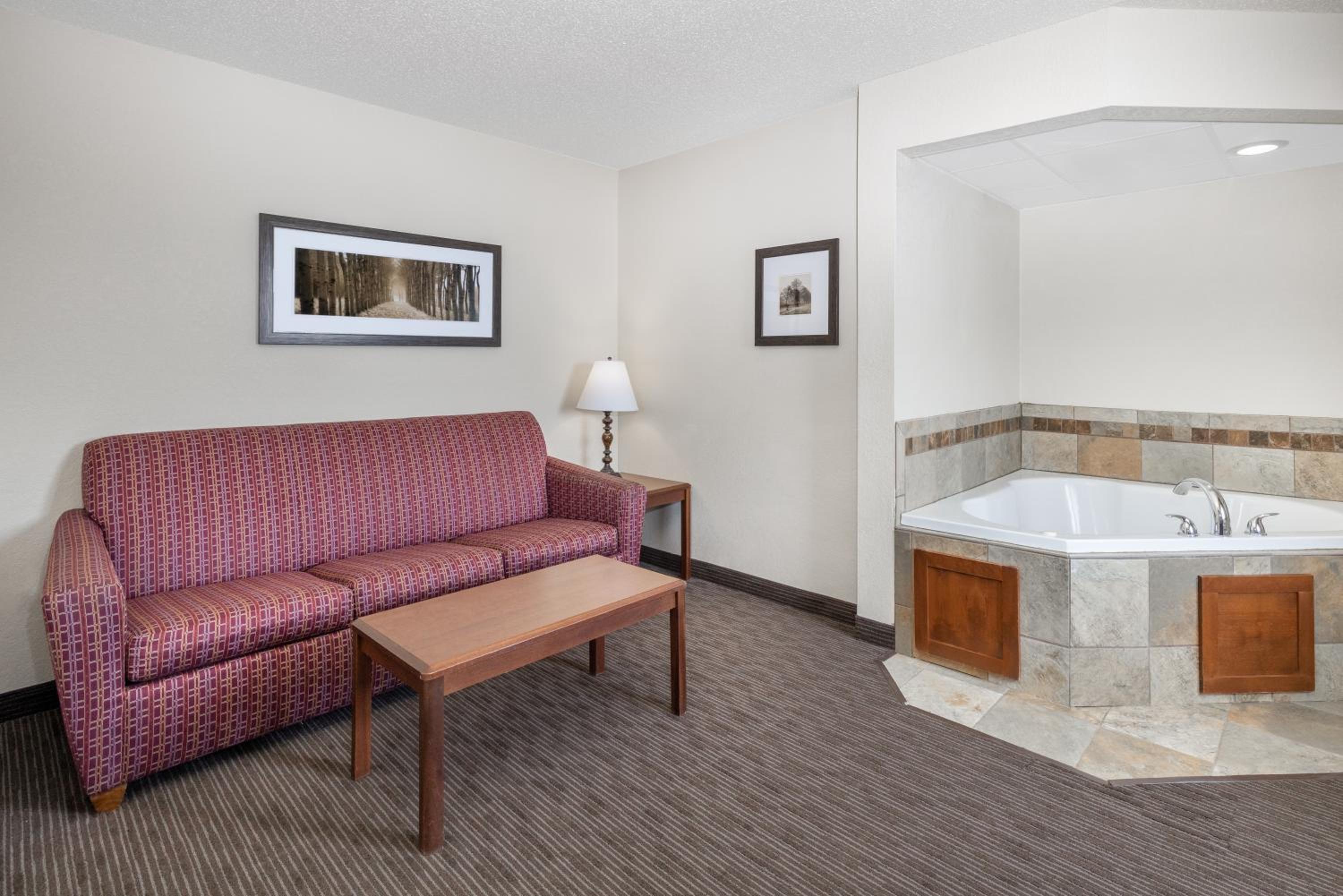 One-Bedroom Deluxe King Suite - Non-Smoking - Photo 5