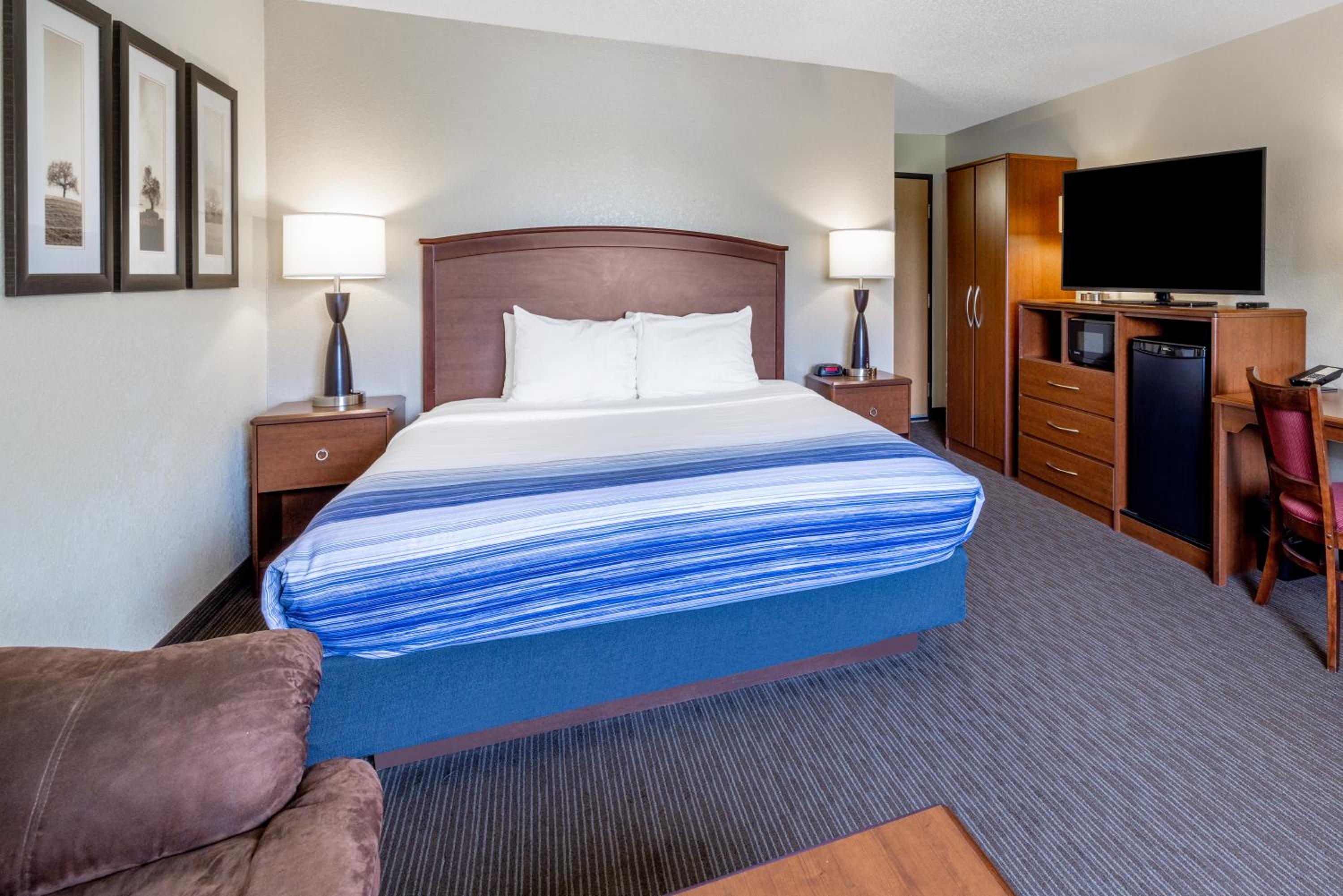 Deluxe King Room - Non-Smoking - Photo 2