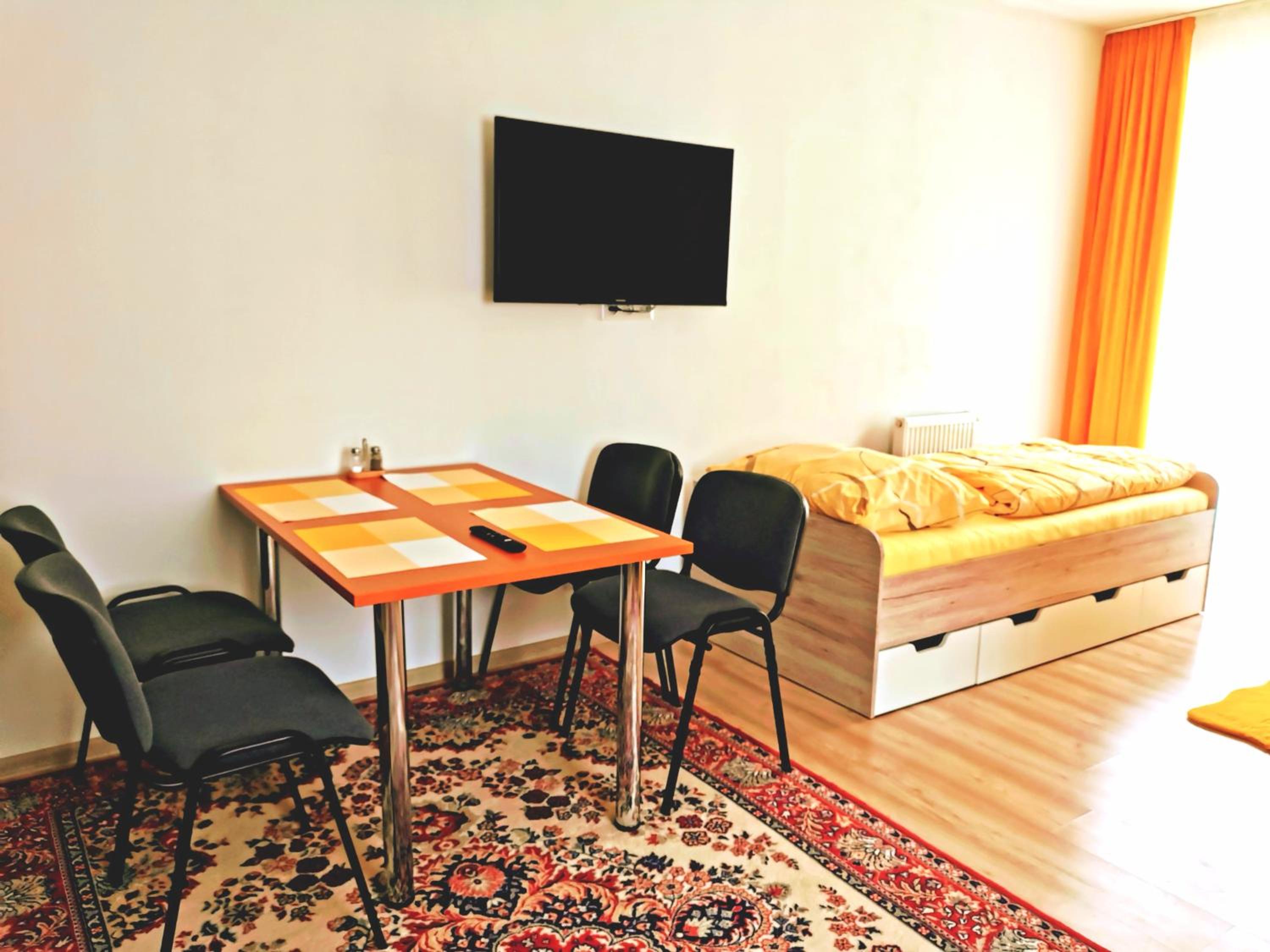 Apartment with Balcony - Photo 6