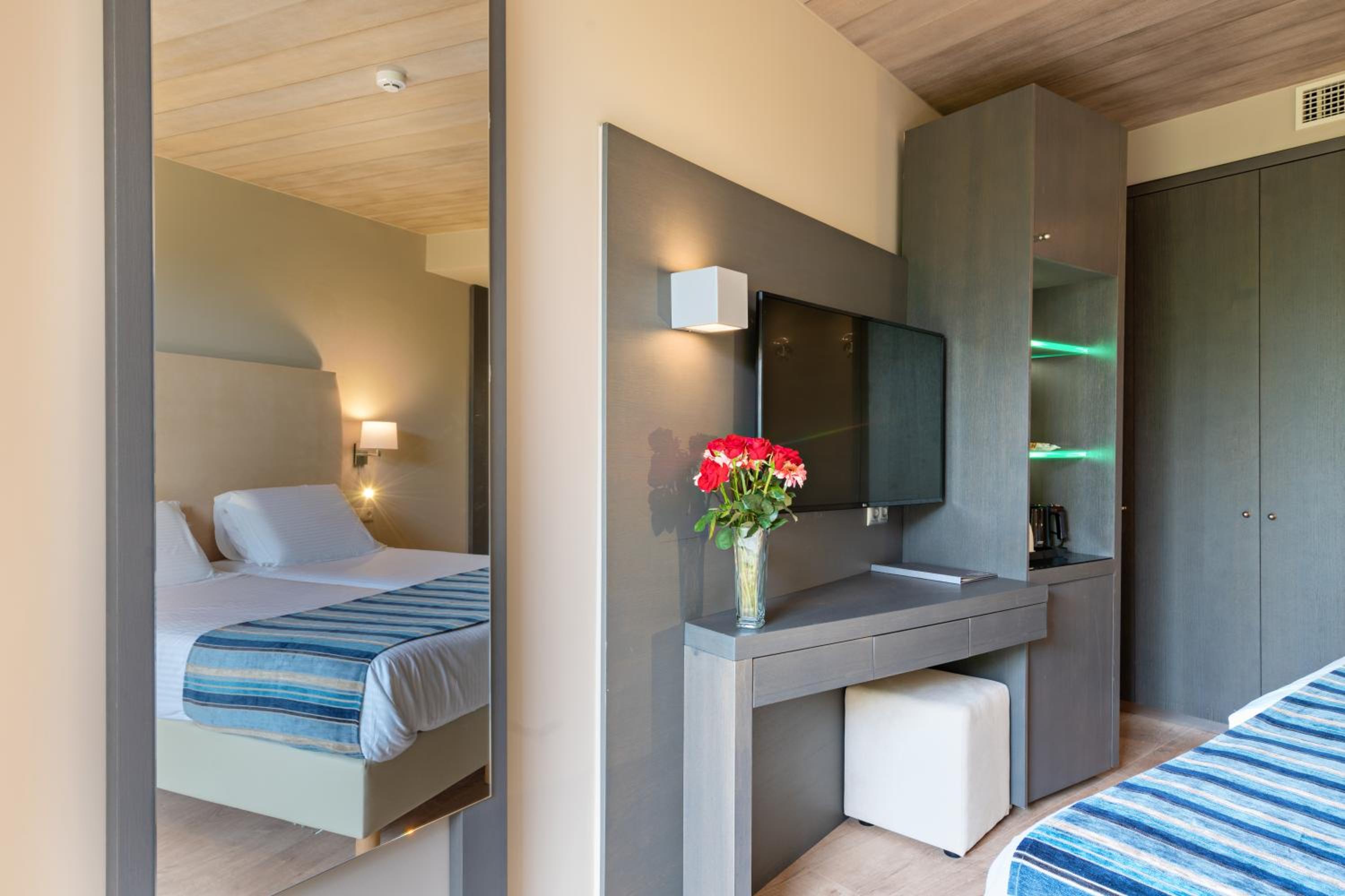 Double Room with Sea View - Photo 6