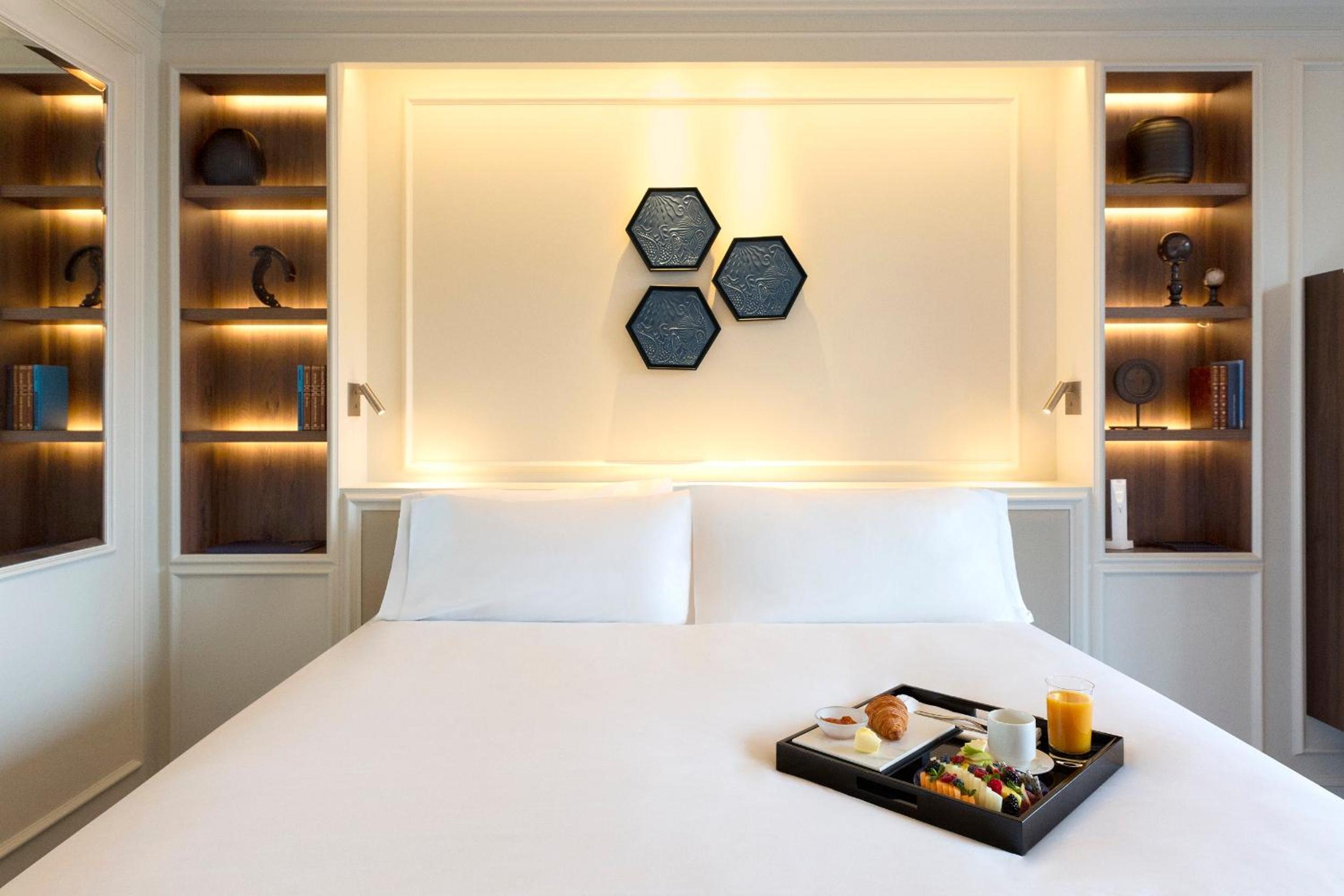 Superior Room with City View - Photo 2