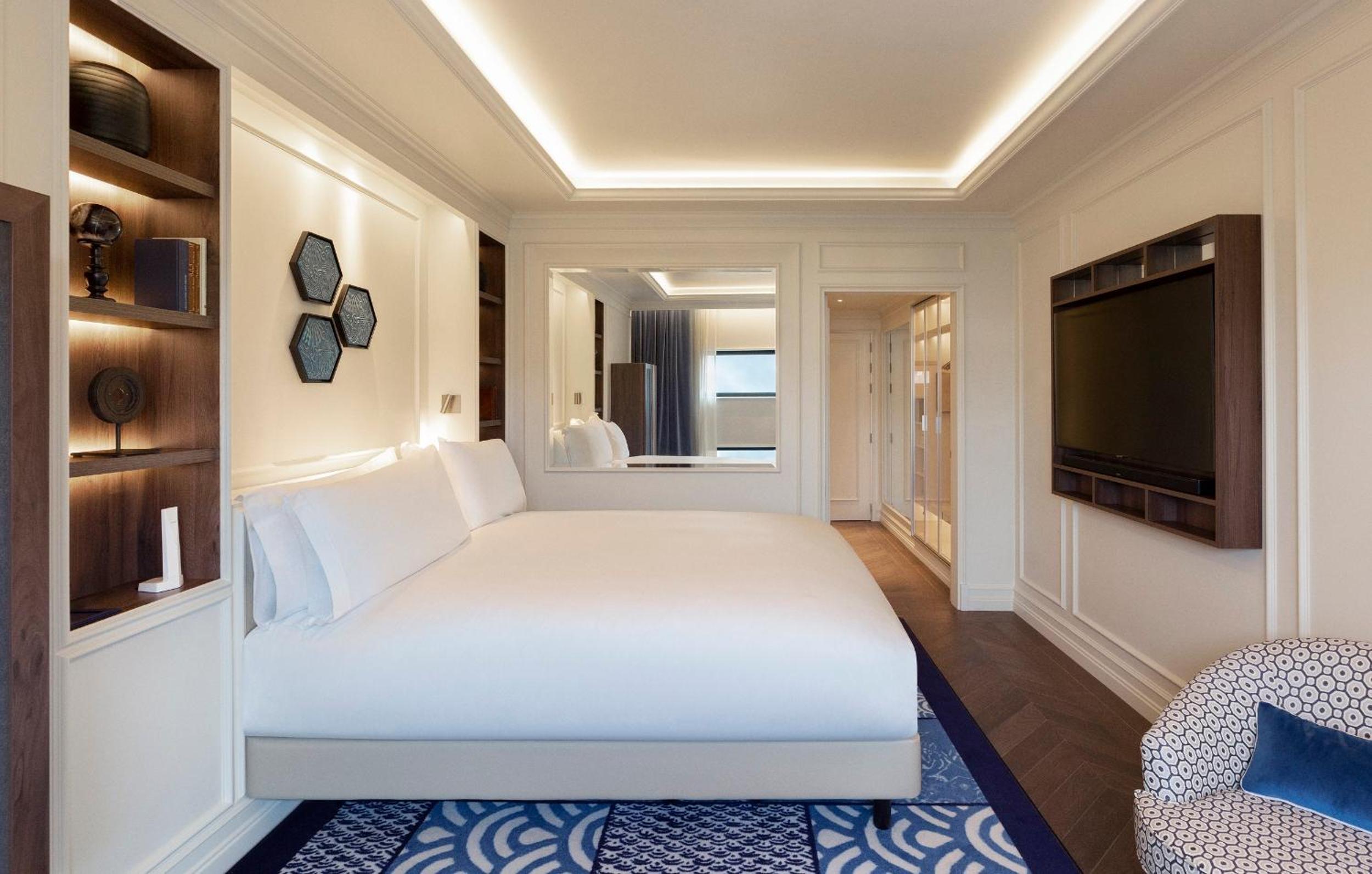 Superior Room with City View - Photo 3