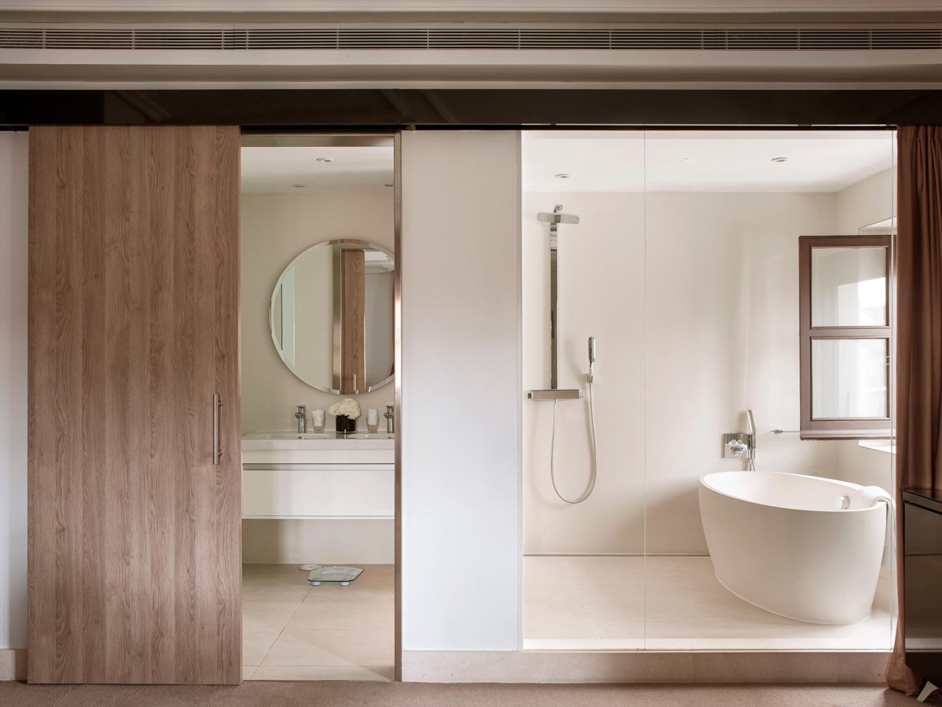 One-Bedroom Suite Red Level