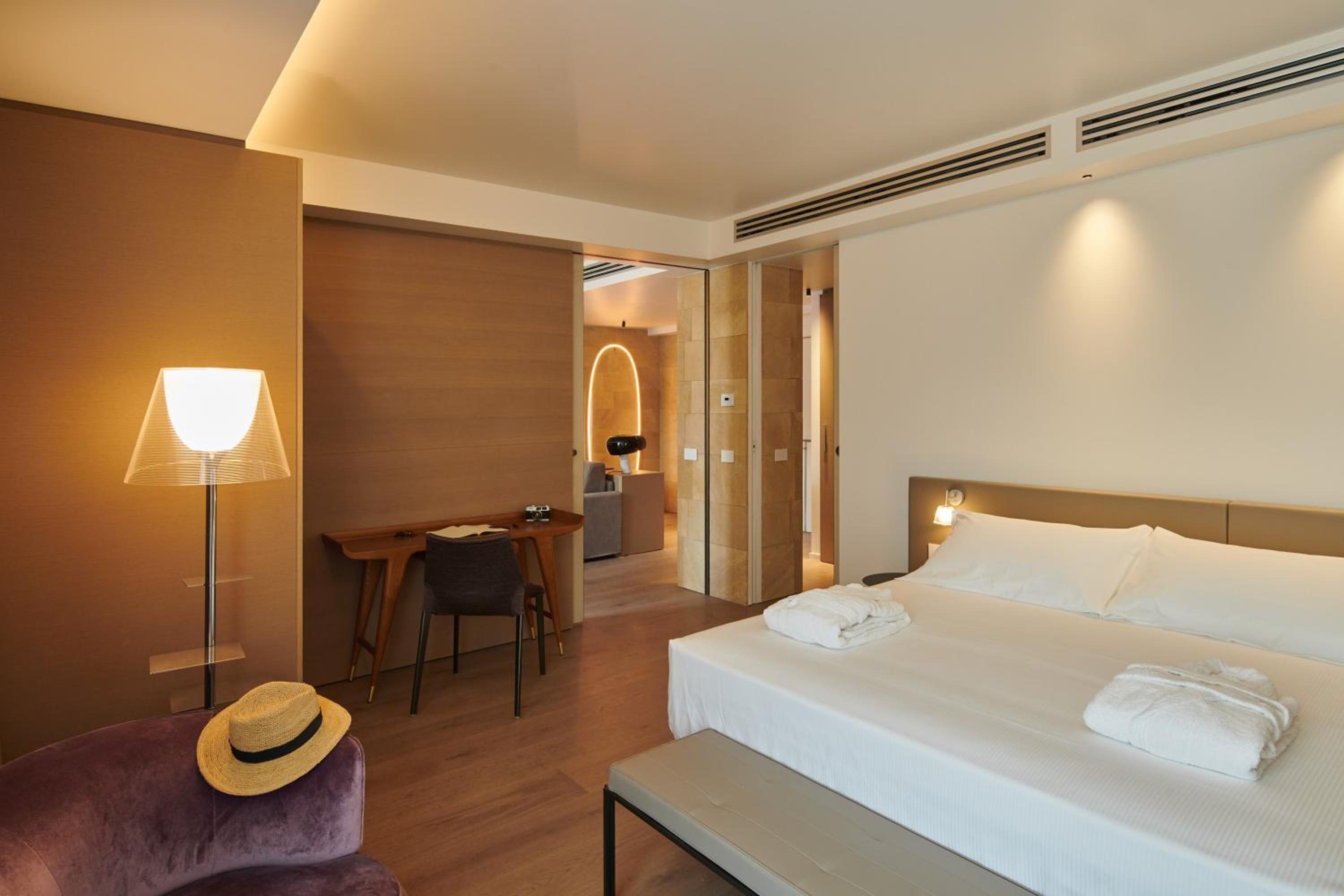 Suite with City View - Photo 2