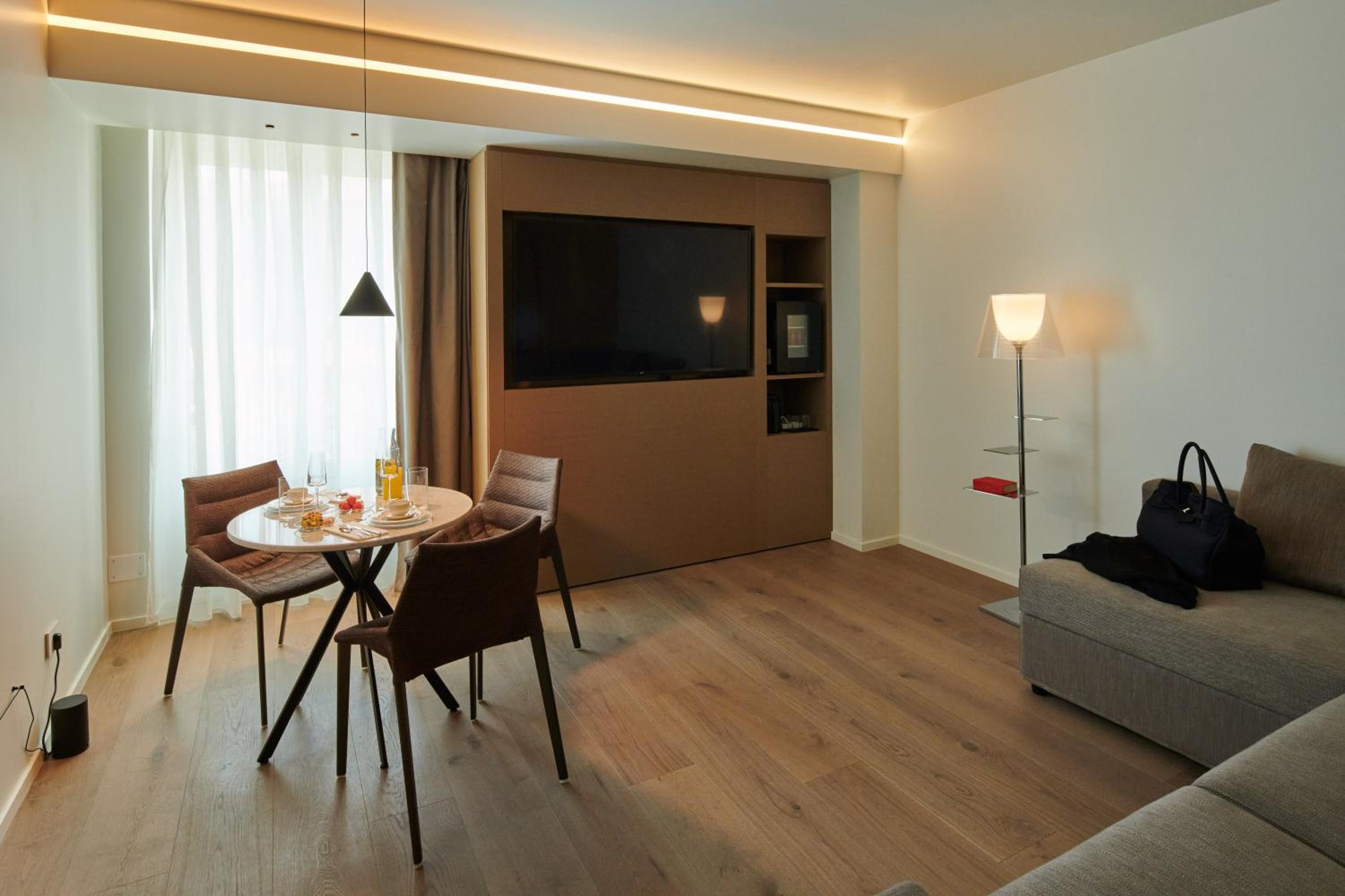 Suite with City View - Photo 3