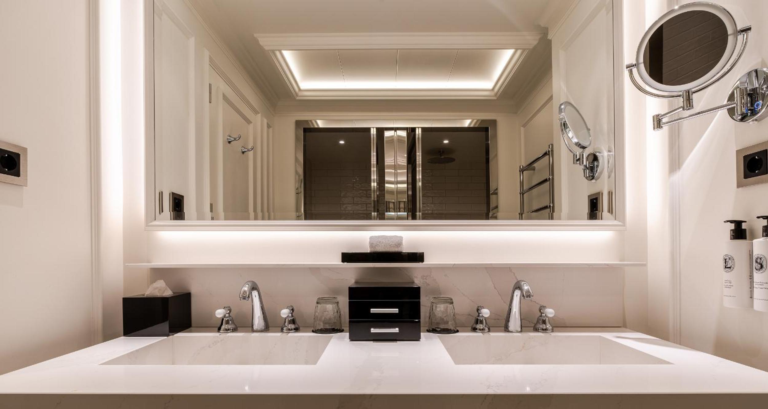 Luxury Double Room with Balcony and Garden View - Photo 6