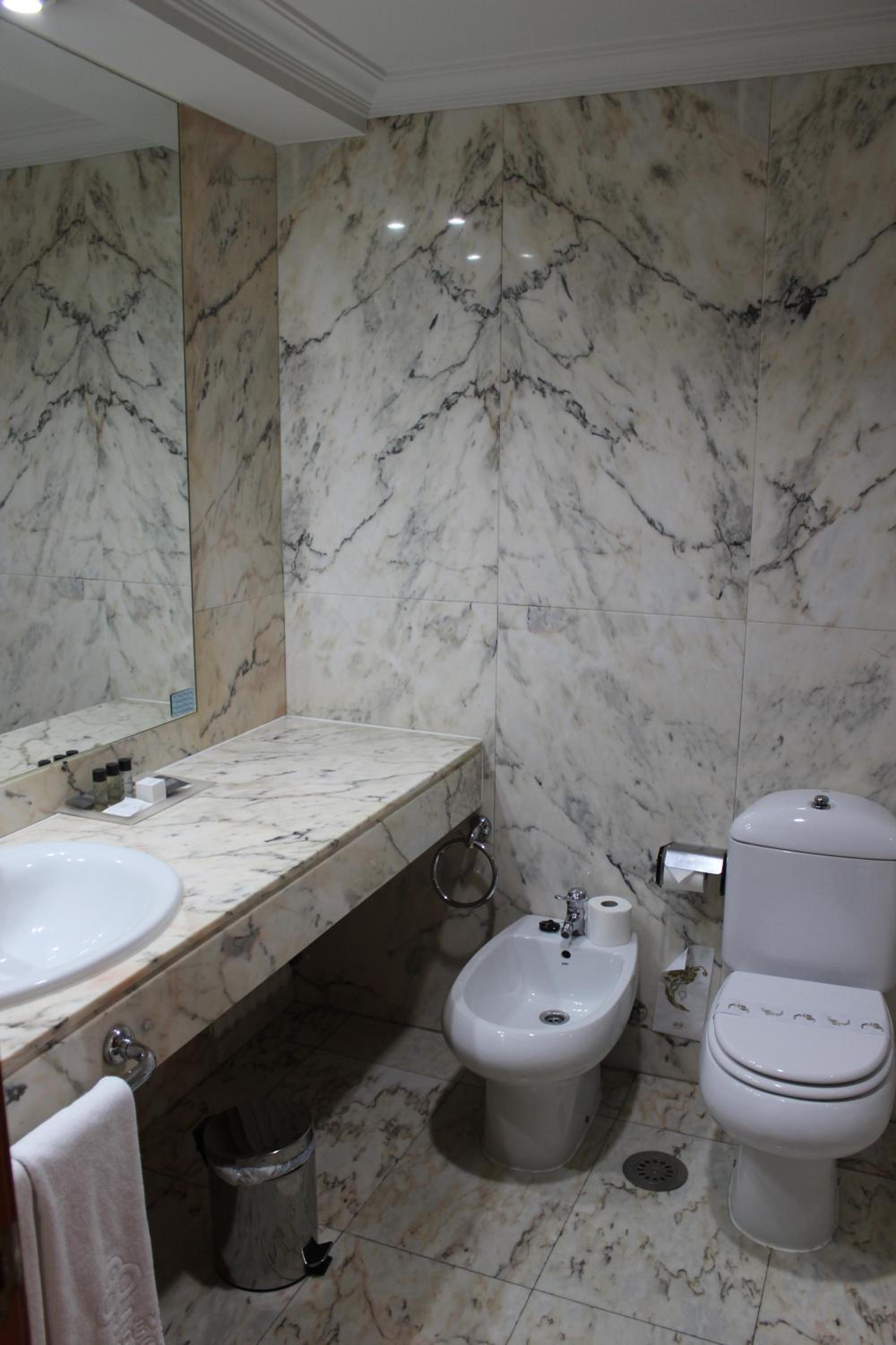 Double or Twin Room - Photo 10