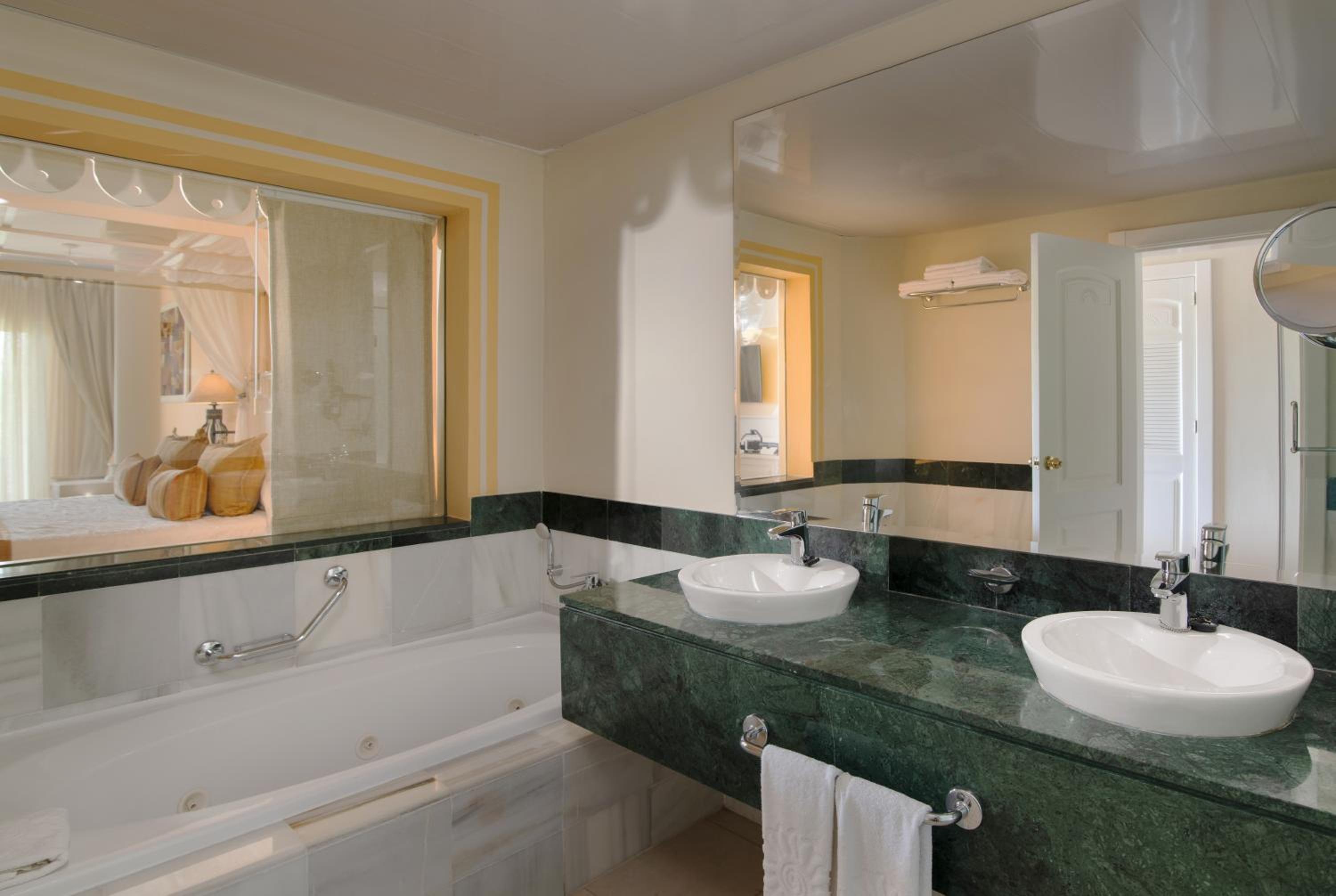 Junior Suite Deluxe Ocean Front (2 Adults) photo 3