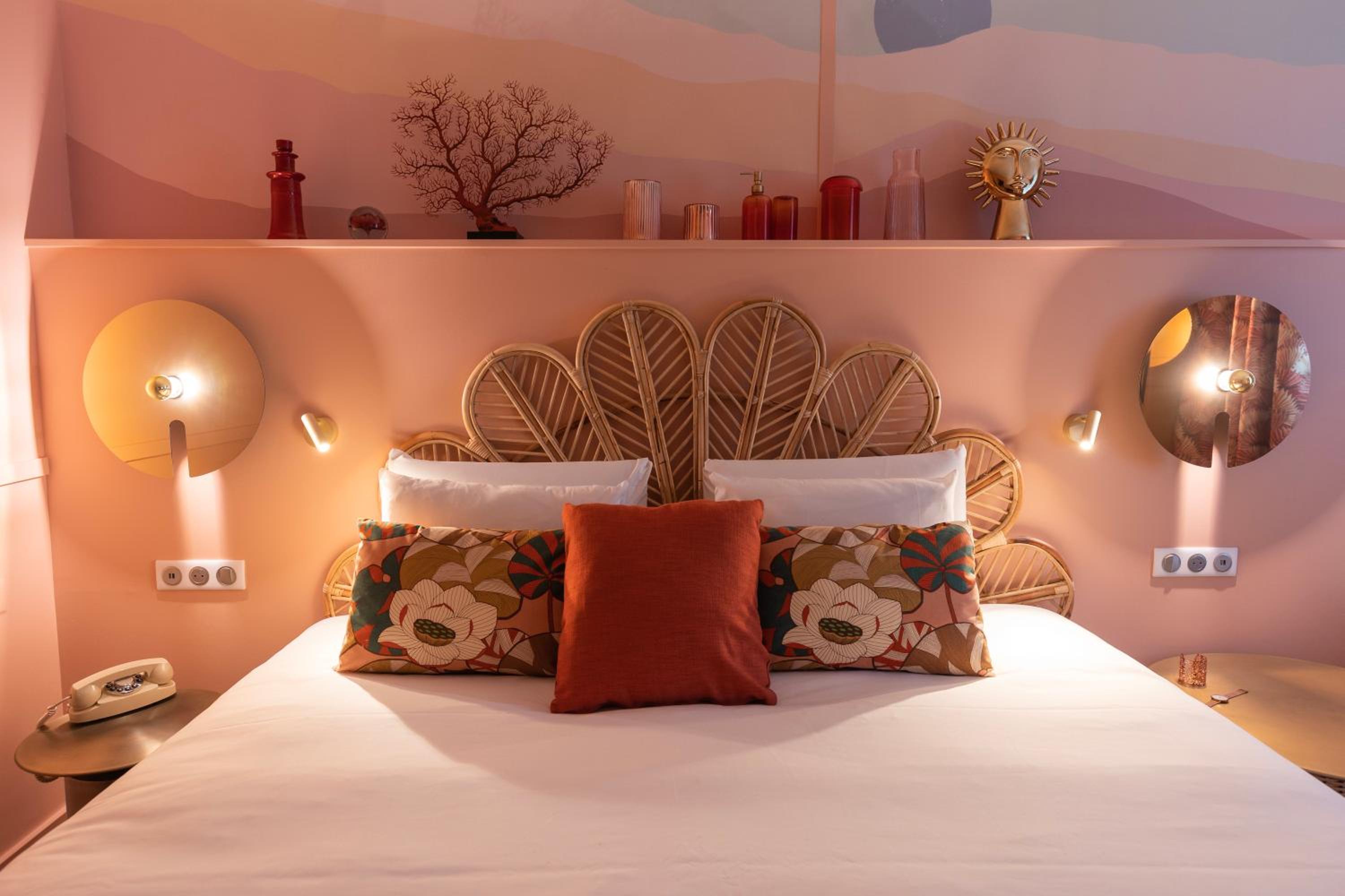 Premium King Room - Photo 7
