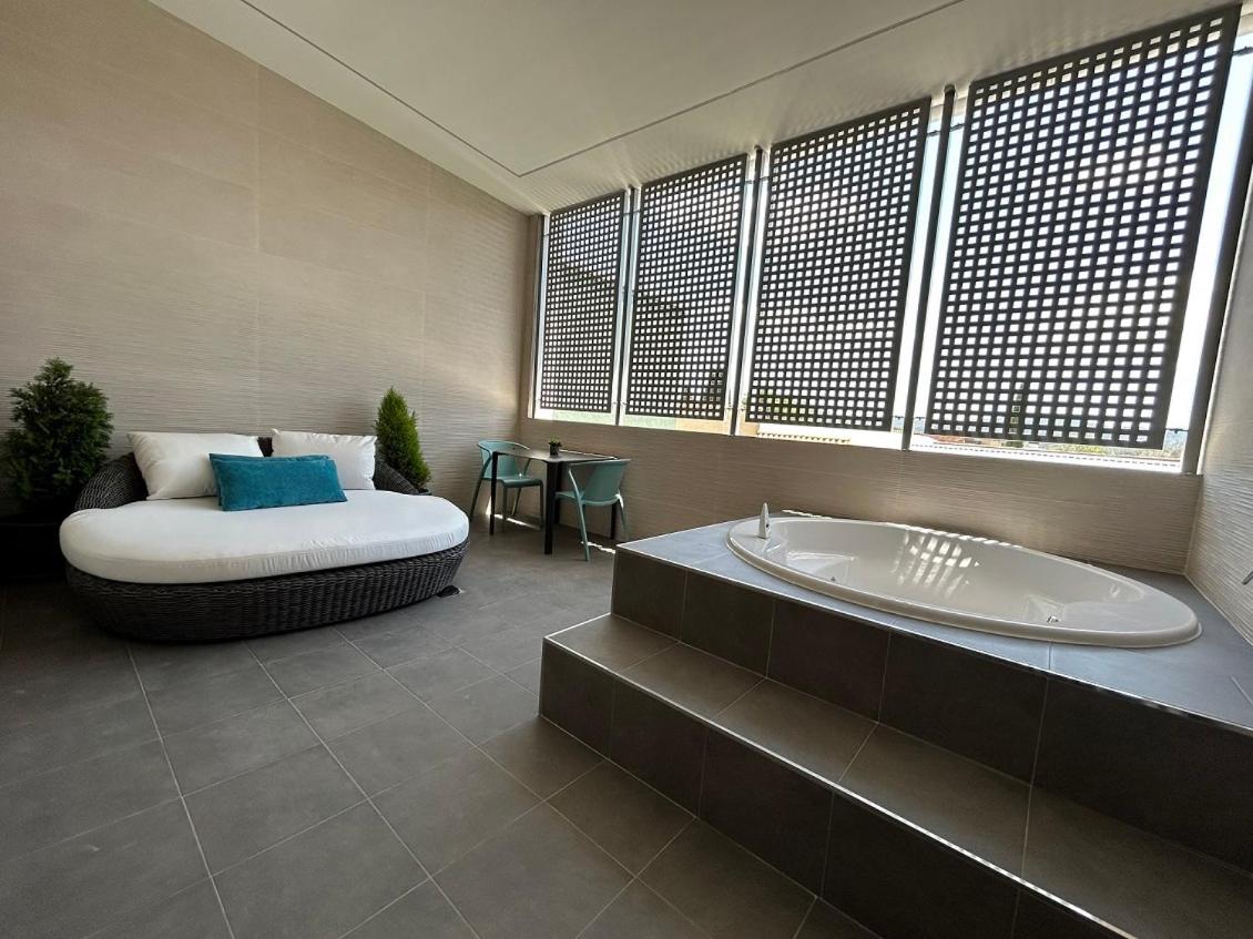 Junior Suite with Terrace and Hydromassage Bathtub photo 2