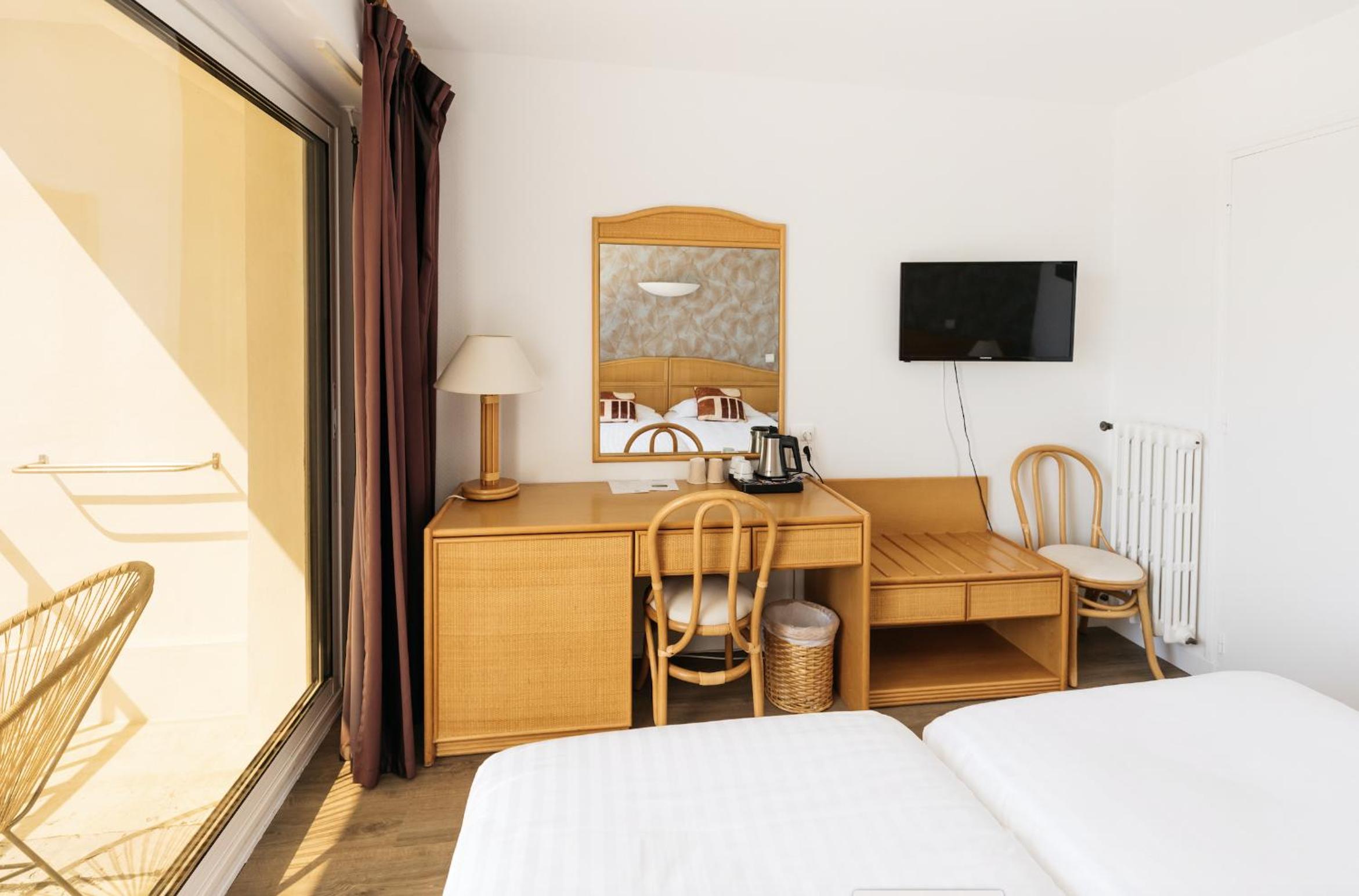 Double Room with Balcony and Sea View - Photo 5