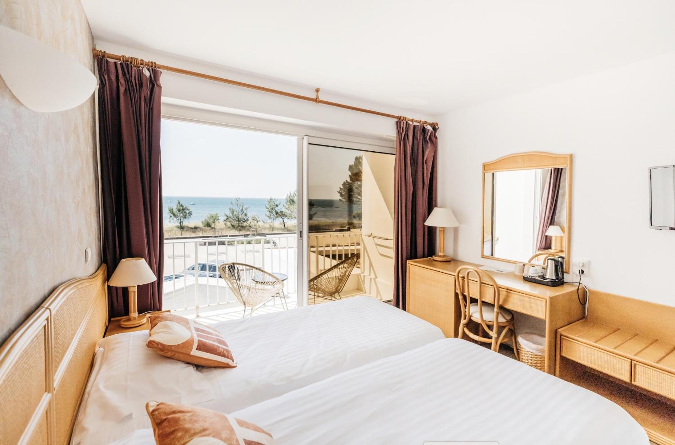 Double Room with Balcony and Sea View - Photo 1