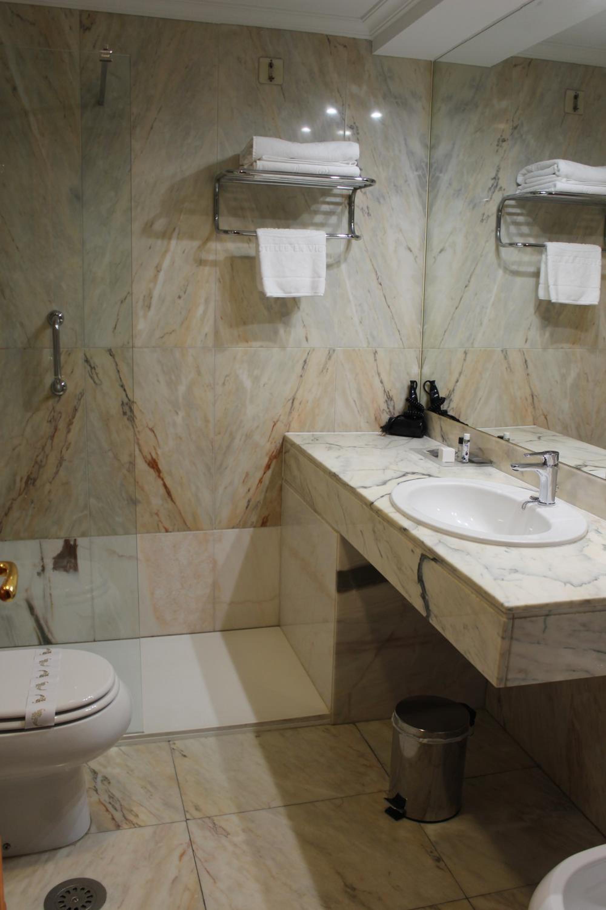 Double or Twin Room - Photo 7