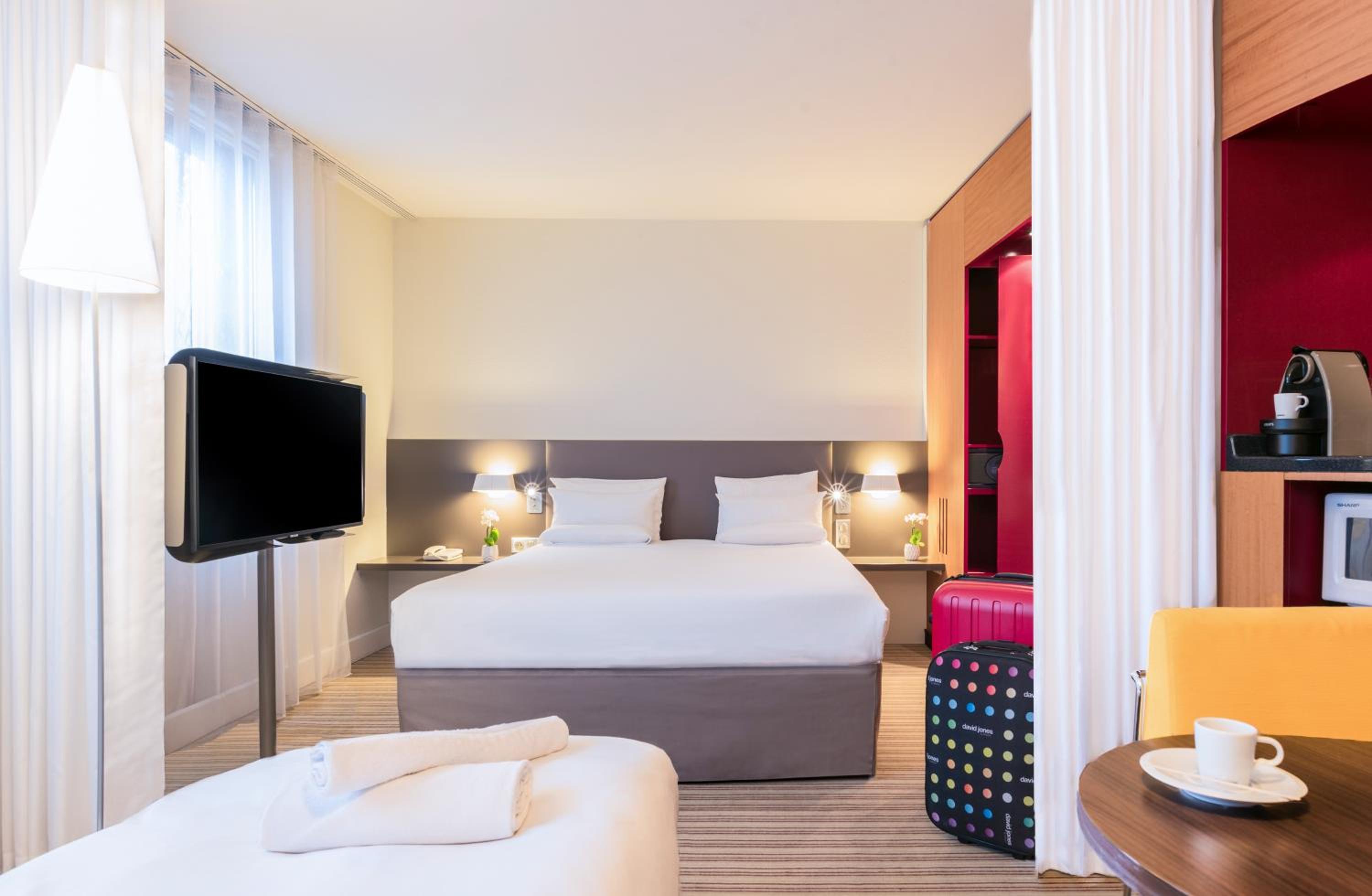 Superior Suite with queen bed and a single bed  - Photo 1