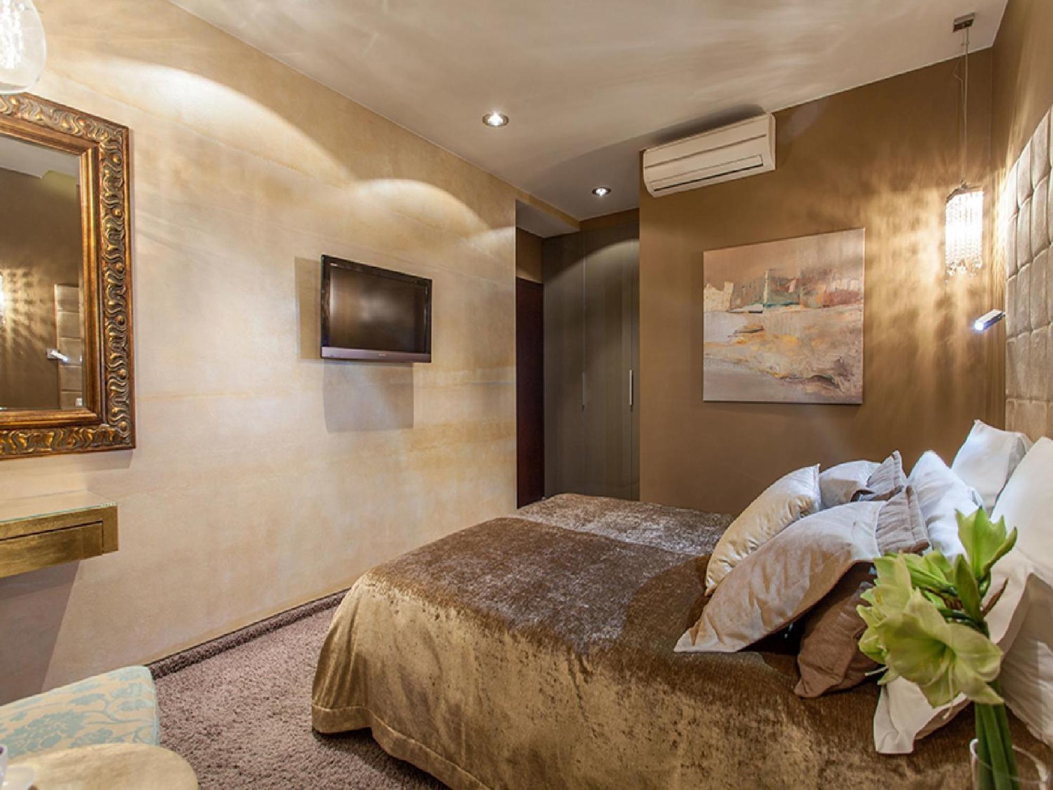 Double Room - Photo 18