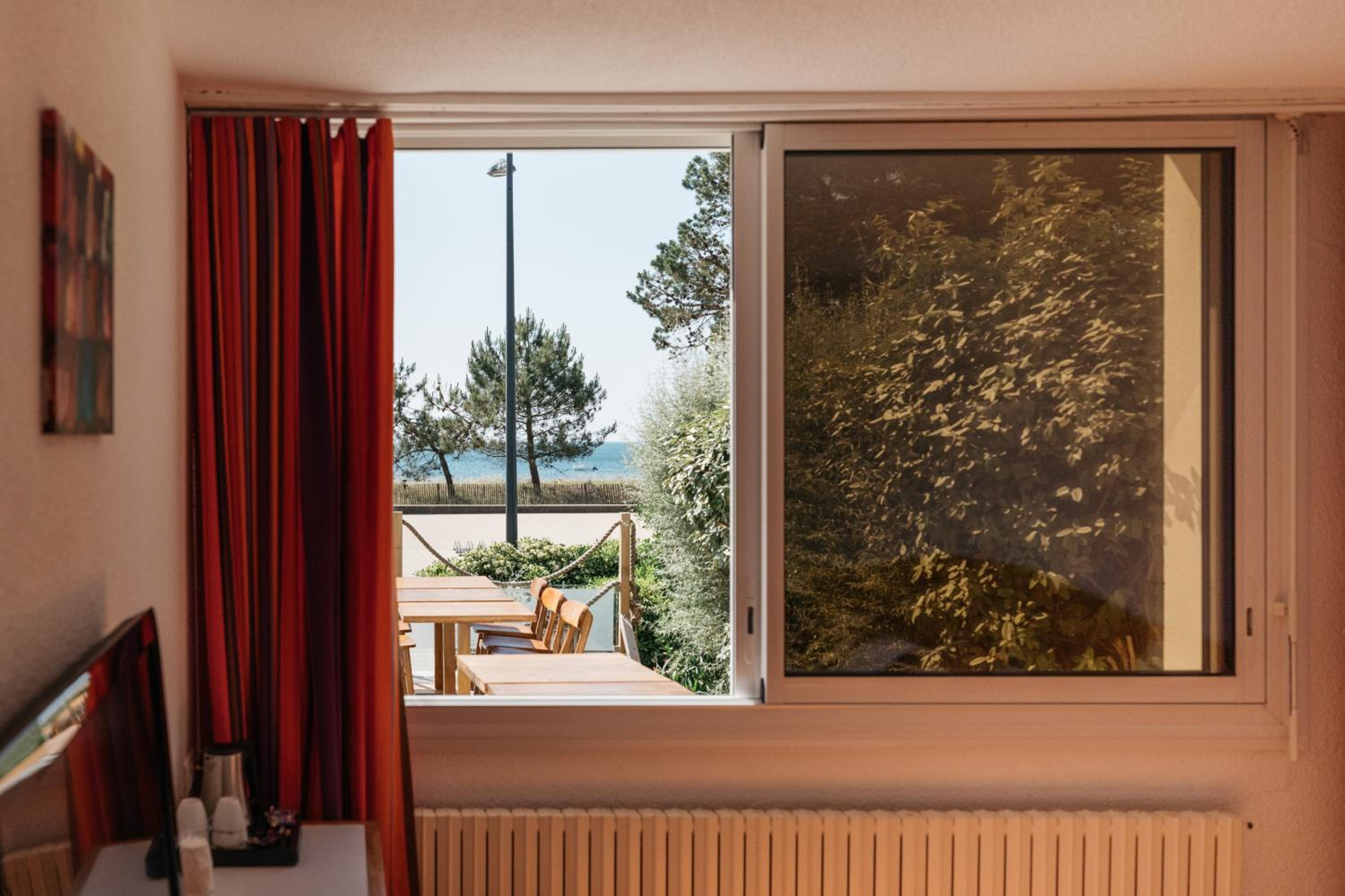 Double or Twin Room with Sea View - Photo 4