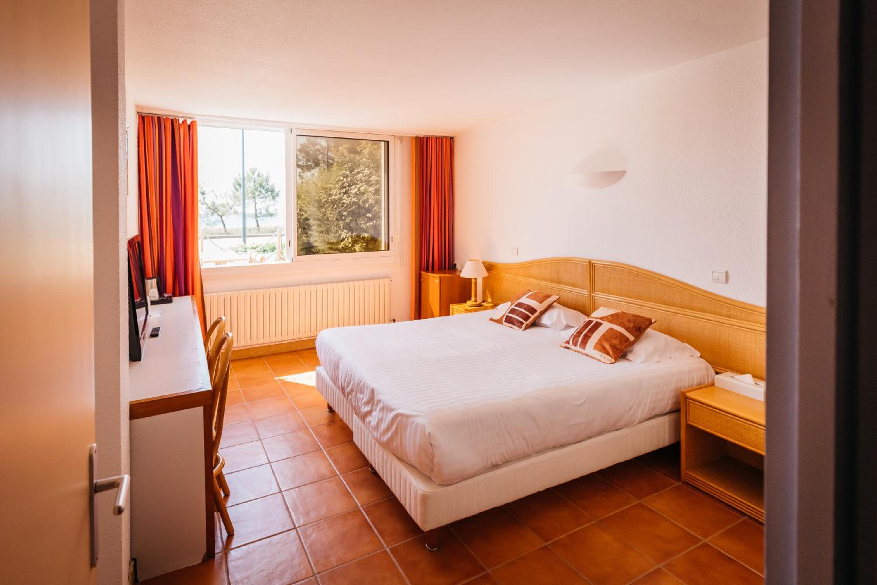 Double or Twin Room with Sea View - Photo 1